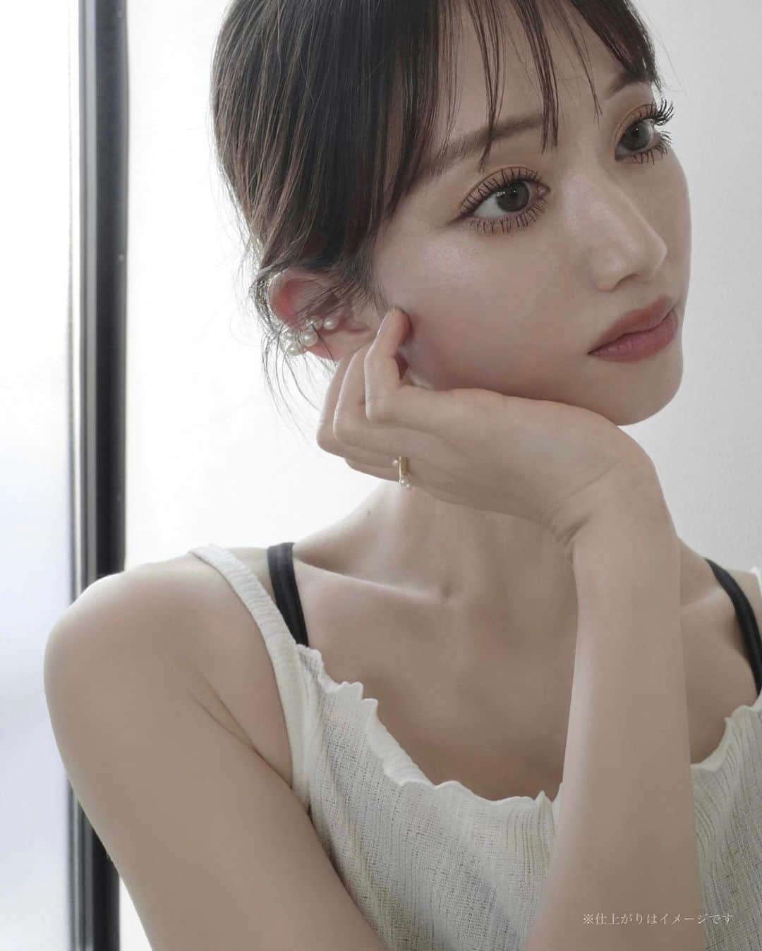 のインスタグラム：「@maquillage_jp   ベースメイクのツヤ感は残したまま 気になるテカリや毛穴をカバーして 真珠のような透明つや肌に仕上がるルースパウダー  粒子の細かい ふんわりとしたパウダーは、 とろけるような質感で肌に馴染んでしっとり。  自然な透明感を引き出してくれるクリアと きらりとした微細パール入りのシアーラベンダー 仕上がりによって使い分けられる2色展開  このパフも、粉含みが良いのに肌にはつきすぎなくてお気に入り♡  ▫マキアージュ ドラマティックエッセンスヴェール ルースパウダー（レフィル）クリア  ▫マキアージュ ドラマティックエッセンスヴェール ルースパウダー（レフィル）シアーラベンダー  ▫マキアージュ ドラマティックエッセンスヴェール ルースパウダー用ケース  ▫マキアージュ ドラマティックルースパウダー用パフ  5/21より発売の新商品です♡  #マキアージュ #提供 #ドラマティックエッセンスヴェール #フェイスパウダー」