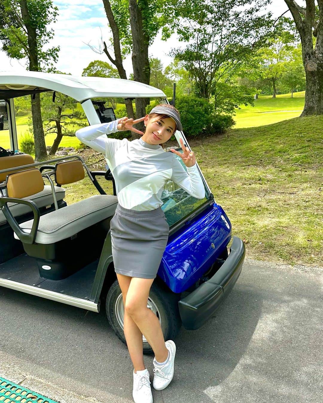 YUKAのインスタグラム：「💙🖤💙 グレーとホワイトでまとめてみたよー☺️✨ @fidesgolf   今週もお疲れさまでした☺️🌼💞  #golf#golfwear#golfer#高尔夫球#福岡ゴルフ#九州ゴルファー#ゴルフ#ゴルフ好き#ゴルフコーデ#ゴルフウェア#ゴルフ女子」