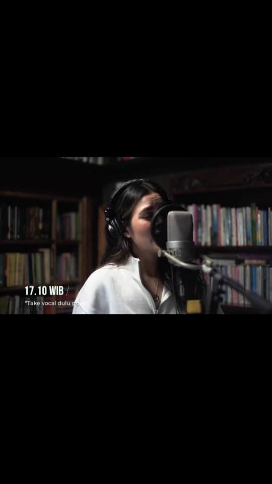 Raisa Andrianaのインスタグラム：「Another a day in my life! Di balik proses rekaman “Biar Menjadi Kenangan” di studio mas Ahmad Dhani. Gak sabar bawain langsung hari minggu nanti 🥹」