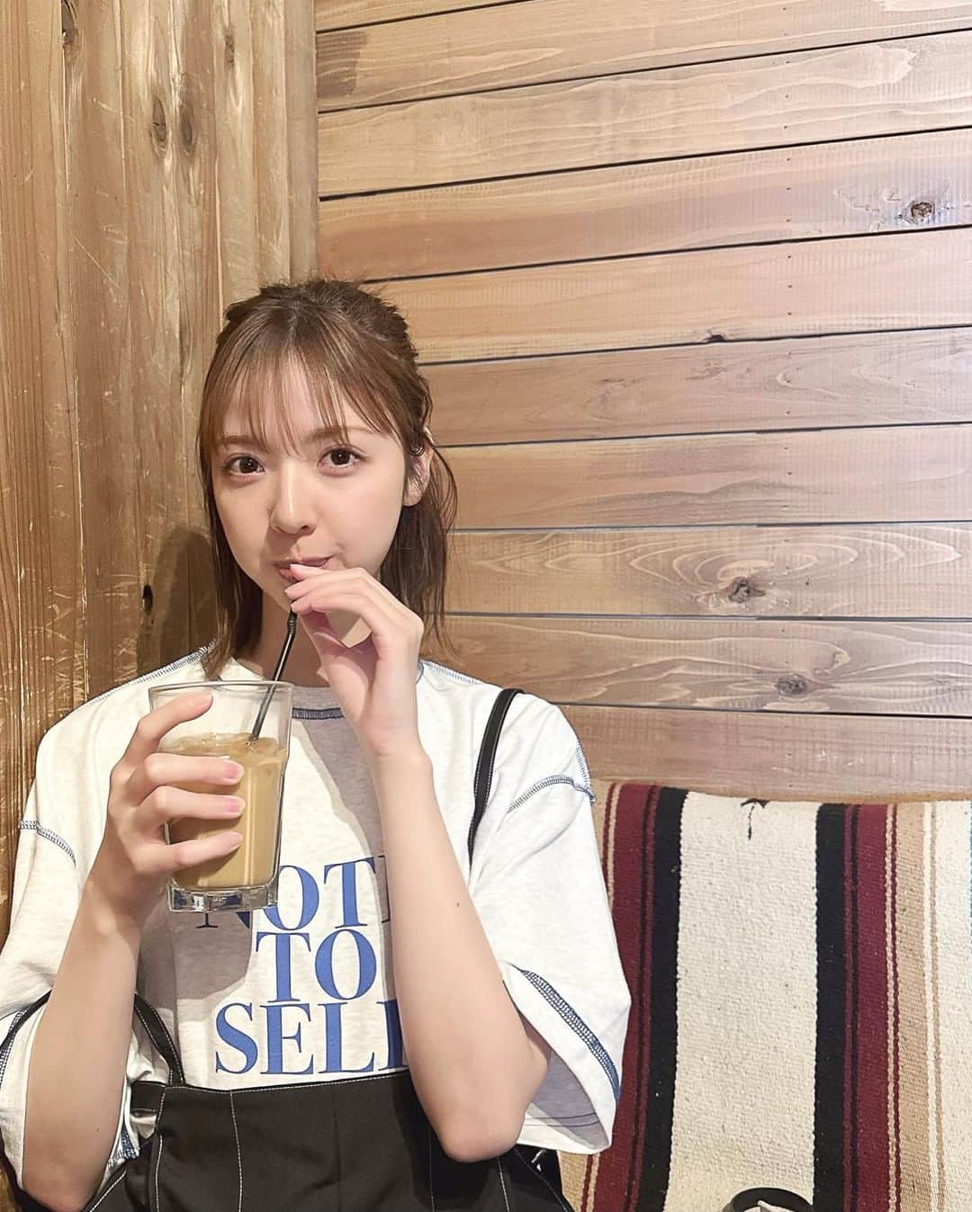 和田まあやのインスタグラム：「☕️ カフェラテのビター！ コーヒー飲めるようになるぞ計画😏 ブラックコーヒー飲めたら大人だよね✨ 今までカフェラテにシロップ2個入れていた私…ついにビターまで来たぞ！」