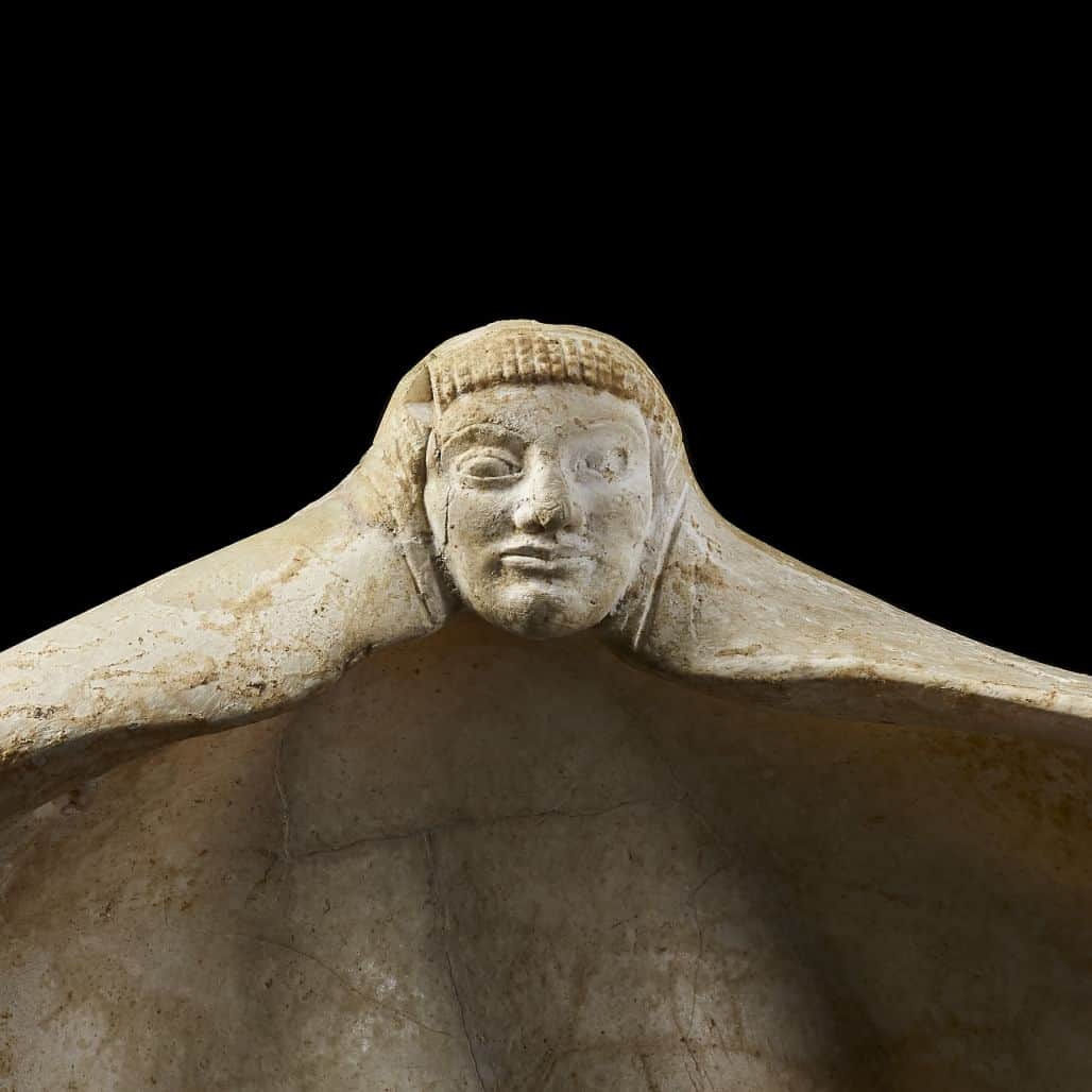 大英博物館のインスタグラム：「🐚 ‘Eye’ bet you can’t guess what today’s #MysteryObject was used for! 👀  It’s over 2,500 years old and measures just over 20cm across 🤔  Let us know your guesses in the comments – we’ll be revealing the answer in two hours’ time!   #BritishMuseum」