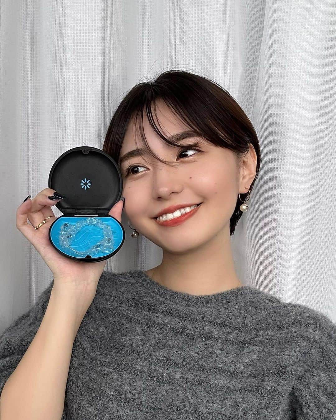 MIORIのインスタグラム：「インビザライン矯正のマウスピースは目立ちにくいからメイクも楽しめます🫶   新しく購入したリップをつけてお出かけします♪ 初夏らしい色合いでお気に入りなの💄  最近歯を見せて笑う機会が増えて嬉しい🤍  アクセサリーが大好きだからピアスもリングもじゃらじゃらしちゃう😂 最近は減らしてるけど、暑くなってくるといっぱい付けたくなっちゃうな〜🥹  @invisalignjapan #インビザライン #私のインビザライン矯正記録 #歯列矯正 #歯科矯正#invisalign」