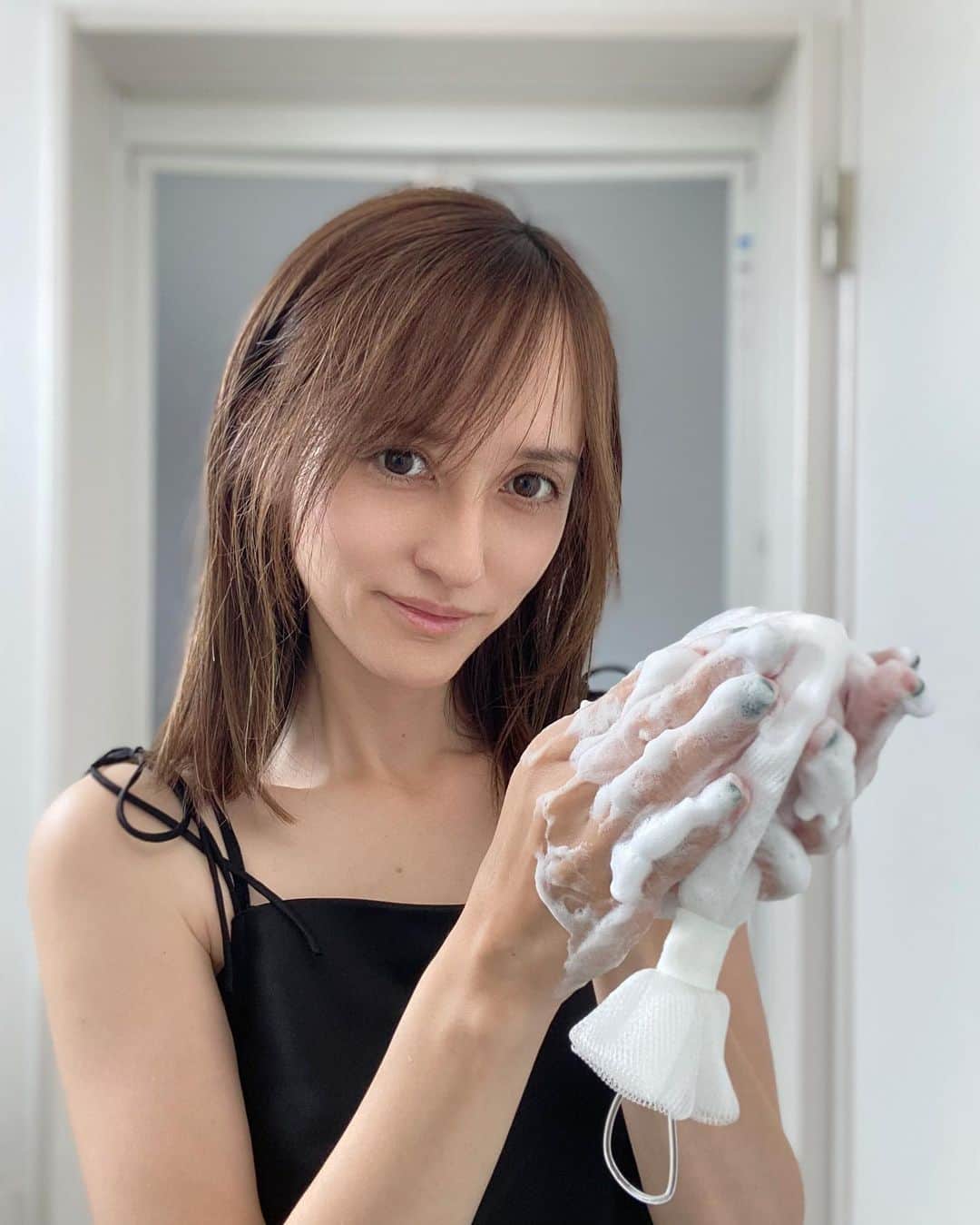 のインスタグラム：「潤いが凄いと話題の #イオナエフソープ を洗顔に使ってるんですが  洗い上がり  うるうるのモチモチ✨  ７０日間熟成させる事で保湿成分を閉じ込め、  半分以上が#グリセリン という保湿成分という贅沢な洗顔石鹸🧼✨  泡立ちも良くて 濃密泡が気持ちいいですよ✨  #ドラッグコスモス #乾燥肌にオススメ #洗顔石鹸 #gifted#イオナ #イオナエフ #潤い肌 #乾燥肌ケア #乾燥肌対策  @castsselect」