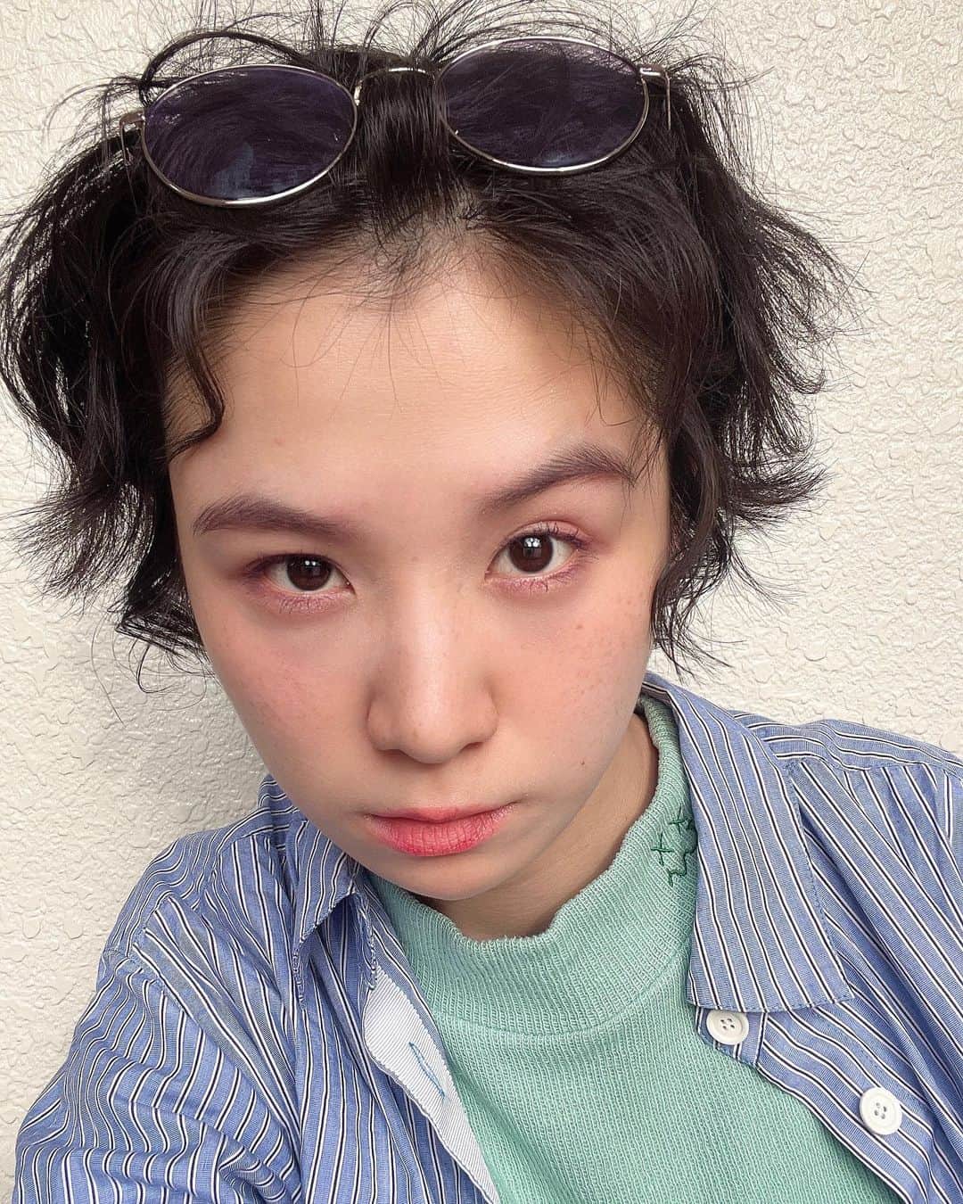光永のインスタグラム：「ストレートアイロンで髪をランダムに巻いてボサボサ風にするのハマっています。 襟足が伸びてきて、やりたい髪型に近づいてきました。 サングラスはスリーコインズです🕶️ ㅤㅤㅤㅤㅤㅤㅤㅤㅤㅤㅤㅤ ㅤㅤㅤㅤㅤㅤㅤㅤㅤㅤㅤㅤ  #ショートヘアアレンジ #メンズライク #ボーイッシュショート #そばかす #メンズライク女子 #3coins #ショートヘア」