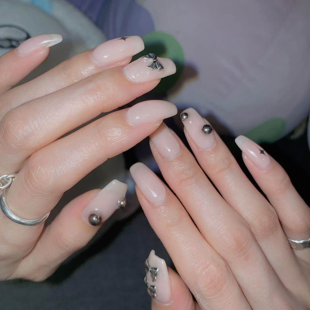 永井亜子のインスタグラム：「🆕ネイル💅 ヌーディなちゅるちゅるシンプルネイルかわいすんぎ このベースの色お気に入り🫶🏻 kotaくんいつもありがと🤝  #lovl #lovlnail」