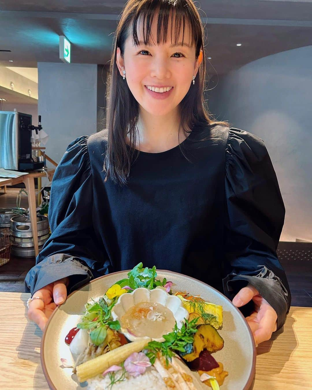 小西真奈美のインスタグラム：「美味しいご飯、美味しい空気は、 心身共に上げてくれて、 最高にヘルシーにしてくれます😊  #美しいプレート #森林浴 #shinrinyoku #森 #旅 #笑 #自分に心地良いことをする暮らし #心地良いを集める #wellbeing」