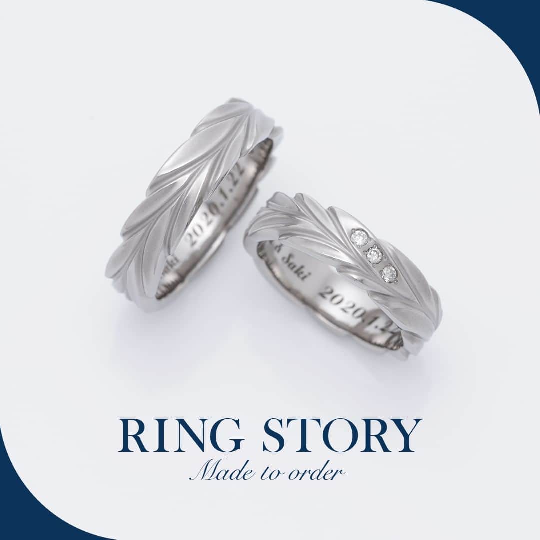 SORA ≪SORA表参道の公式アカウント≫のインスタグラム：「#指輪はいれもの 【フルオーダー事例のご紹介】 SORA直営店では、唯一無二のストーリーを込めた 指輪づくりを行なっています。  story： 二人の記念日の誕生花「オリーブ」を モチーフにした結婚指輪です🌿  幸せを呼ぶ木とも呼ばれているオリーブは 二人の絆の象徴としてもぴったり。  さらに、立体的で大きさも異なる葉が重なり合い ハワイのフラワーレイのような形状に仕上げました。  フラワーレイは、祝福や感謝を込めて贈る 伝統的な愛情表現のひとつで、 身に着けることで自然の力を受け取り 魔除けやヒーリング作用があると言われています。  お互いを想い合う気持ちを形にして身に着けることで どんな時も感謝と労わりを忘れずに、 幸福に溢れた未来を築いていけますよう願いを込めて。  お客様：亮太さま　沙紀さま　  担当デザイナー：岩倉  - - - - - - - - - - - - - - - - - - - -  SORAでは「指輪は“いれもの”」だと考えています。  これから末永く身に着けるものだからこそ、 心の奥底から本当に望んでいる生き方を 指輪という器＝“いれもの”に込めて、身に着ける。  それは、これから歩んでいく人生の ゆるぎない「指針」となっていきます。  SORAは二人の指針を抽出する オリジナルの接客手法「DRIP（ドリップ）」により オーダーメイドで唯一無二の指輪をご提案します。  ▼DRIPの詳しいご案内はこちら https://www.sora-w.com/drip/  ▼DRIPの提供店舗 ・表参道本店 ・札幌店（ @sora_sapporo ） ・LINEを使用したチャット相談  - - - - - - - - - - - - - - - - - - - -   🟩LINEでもデザインのご相談が可能！  公式アカウント「SORA」 と検索して お友だち登録をお願いします  - - - - - - - - - - - - - - - - - - - -   SORA公式サイトや店舗情報は アカウントTOPのURLからcheck *  >>> @sora_omotesando  ぜひハッシュタグをつけて SORAの写真を投稿してください♪  >>> #結婚指輪SORA  デザイナー、クリエイターが皆さんの投稿を拝見し 毎日パワーをいただいています🌿  - - - - - - - - - - - - - - - - - - - -   #結婚指輪 #結婚指輪探し #結婚指輪オーダーメイド #ペアリング #金属アレルギー対応リング #植物モチーフジュエリー #誕生花 #フラワーレイ #ハワイアンジュエリー #ハワイアンリング」