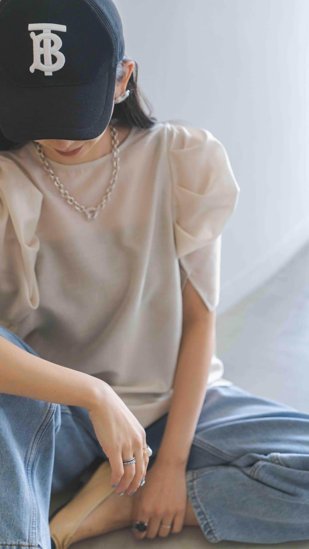 鈴木詩織のインスタグラム：「@meri.onlinestore コラボアイテムLIVE  meriチームがたくさん着回ししてくれました🖤 5/27(土)20:00〜発売です🛒🖤」