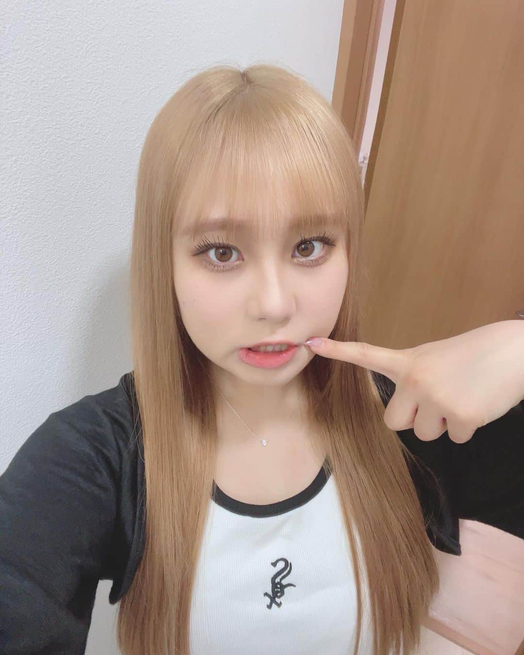 みぃらぁんのインスタグラム：「髪の毛明るくした〜😵‍💫❤️‍🔥❤️‍🔥 暗い色もいいけどやっぱ明るい色が好き(՞. ̫ .՞)=͟͟͞͞♡ 林さん【 @tai.0429 】いつもありがとうございます^^ 今回も最高ナイスです🌟🌟🌟🌟」