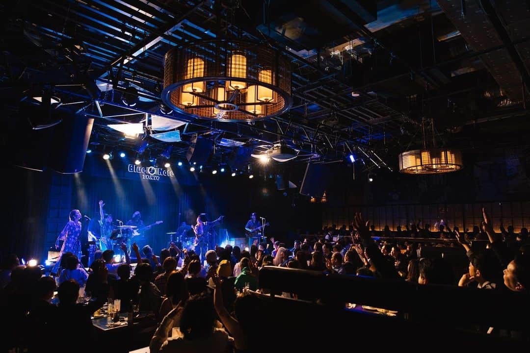 のインスタグラム：「.  5/23/2023 PUSHIM LIVE “New Leave” at Blue Note Tokyo  平日の雨模様にも関わらず、 お越し頂きありがとうございました。  急に決定をしたLIVEでしたが、 2 stage共、沢山の方が集まっている この会場は一体感、そのものでした。  韻シストBANDから、 Bass. SHYOUDOG Drums. TAROW-ONE Guitar. TAKU  my men パンチこと Keyboards. Nagipan  ChorusはYes! My girls  CHINO Chica  素晴らしい面々と、楽し過ぎる音楽の一夜を繰り広げました。 目には見えないですが、どんな計量器があっても量れない 重量の愛を、メンバーやスタッフ、皆さんそして家族から 貰ってます。  まだなんだか余韻に浸っています。  歌い出して30年かけて、Blue Noteの舞台でワンマンLIVEが出来た事に、感謝とここまで来た自分を褒めてみたいと思います。  いつもこう言う時は、 　 『音楽の神さまありがと』  って心で大きく感謝です。  幸せす。  また来年出来れば最高やん。  Photo by @_24young_   #GrooVillage  #BlueNoteTokyo @bluenotetokyo  #PUSHIMLIVENewLeaves2023 @in_sistagram  @shyoudog  @tarowone  @takuinsist  @nagiaudio  @chinoriddim  @___chica1108___  @pushim_info  #pushim #韻シストband #Nagipan #YesMyGrils」