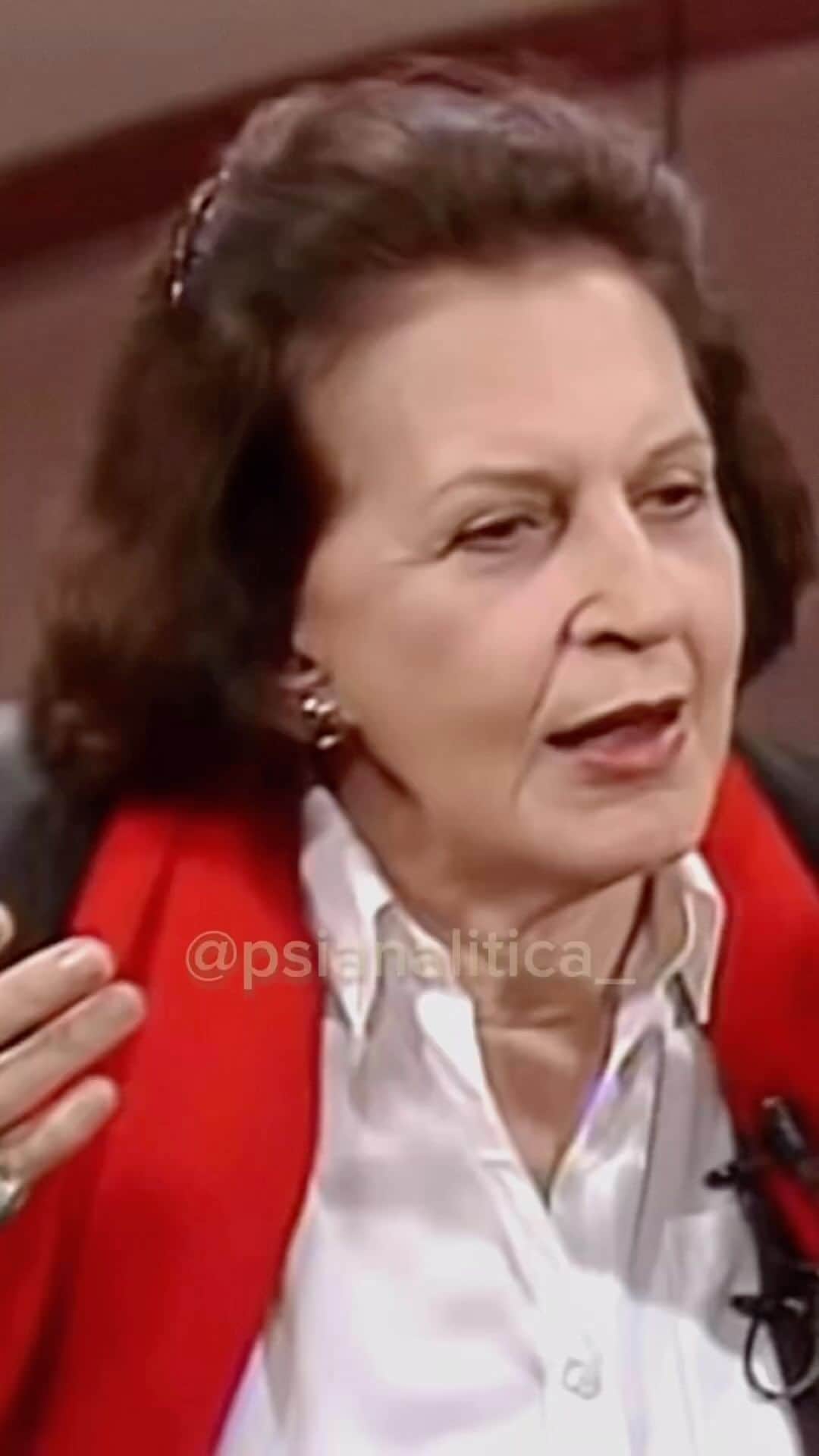 Tainá Müllerのインスタグラム：「Eu queria mesmo era ser cientista maluca. Não pelas descobertas, mas sim pra vestir aquele jaleco branco e ter cabelos desgrenhados e me ver rodeada de tubos de ensaio fumegantes. Mas não fui cientista e acabei virando jornalista. Recém-formada e já frustrada, decidi aproveitar a oportunidade que tinha pintado de viajar o mundo como modelo. E foi em um dia que era pra ser apenas divertido, que eu recebi o chamado que mudaria minha vida.  O dia em que decidi ser atriz foi o mesmo dia em que conheci a neve pela primeira vez, aos 22 anos. Tinha ido com uma turma de amigos para as montanhas perto de Milão. Logo que cheguei, regredi minha idade. Eles acharam esquisita aquela figura magrela se refestelando de cara na neve, como se fosse uma criança de 5 anos. Por alguns instantes, eu abandonei a depressão que me acompanhava, as dúvidas existenciais e a sensação de estar perdida no mundo pra me permitir fazer só uma coisa: brincar. Experimentei uma sensação de pureza tão indescritível que, como uma ficha caindo, pensei “é isso o que eu quero fazer pra sempre, brincar!”. E em seguida, me veio a ideia de que a única profissão que me permitiria brincar pra sempre seria a de atriz.   Voltamos todos pra cabana e, enquanto todos assistiam aos videos de manobras incríveis de snowboard do grupo, eu soltei a seguinte frase desconexa “quero voltar ao Brasil e ser atriz”. Igual ao Chaves nas aulas do professor linguiça, o zum-zum-zum dos gringos estancou e todos olharam pra mim. Afundei no sofá de vergonha. Foi então que uma menina do grupo, talvez por ter sacado meu constrangimento, quebrou o gelo falando “então é bom você começar já, porque quanto mais cedo se começa nessa profissão, melhor”.  Desci a montanha decidida, uma Zaratustra de 48kg e pouco dinheiro na carteira, rumo ao seu destino. Interrompi a temporada que seria de 6 meses pra 3 e voltei ao Brasil. Choquei parentes e amigos com tal decisão. Não me importei. Nem com isso ou se um dia faria sucesso ou se teria dinheiro. Eu só queria brincar. Pra sempre.」
