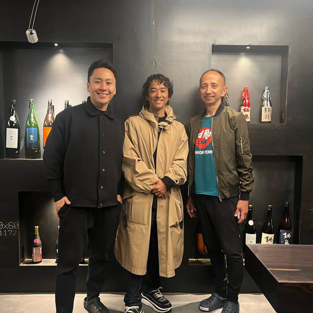 太田雄貴のインスタグラム：「最近地域にハマっておりまして、 地域×〇〇は、まだまだ可能性だらけで、そのヒントを探るべく、色んな所に足繁く通ってます。  そんな中、先日、 ご縁を頂き佐賀を堪能させて頂きました。  今回のメインの目標は、鍋島で有名な、富千代酒造さんのお宿、御宿 富久千代さんへ。  元々、蔵を一日一組のお宿に変貌し、 特別な体験とセットで提供されています。  富久千代酒造の酒蔵見学と、ここでした頂けないお酒の試飲など、日本酒ファンには堪らない体験ができます。  また、お宿の食事も素晴らしく、鍋島のペアリングと共に笑顔が溢れます。  また、翌朝は、自転車で近所を巡り、 祐徳稲荷神社へ。素晴らしい気に触れて、また元気になれました。  とにかくメチャ 御宿 富久千代良かったです。日本人のみならず、世界中の人が体験したくなると思います。  宿泊する事で得られる付帯の特典が素晴らしかった。こういう体験設計は本当これから大切になりそう。  また来たい！！」