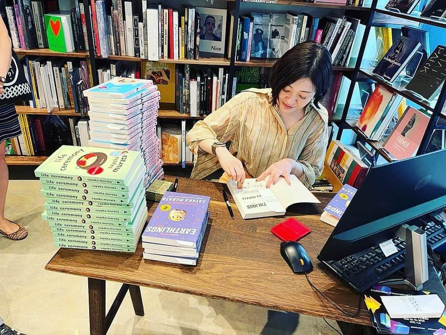 村田沙耶香のインスタグラム：「On my last day in NY, I went to six bookstores and signed books.  I was very touched to meet the bookstore staff and sometimes talk to readers. It was a wonderful time, thank you so much!  A big thanks to, Barnes&Noble,Kinokuniya,Three Lives@Company,McNally Jackson-soho,Yu&Me,McNally-Seaport!❤️  NYでの滞在最終日、六軒の本屋さんを訪れてサインをしました。書店員さんとお話ができて、また話しかけてくださる読者さんにもお会いできて、とても感激しました。  心から感謝をお伝えします、 Barnes&Nobleさん、Kinokuniyaさん、Three Lives@Companyさん、McNally Jackson-sohoさん、Yu&Meさん、McNally-Seaportさん、 本当にありがとうございます！」