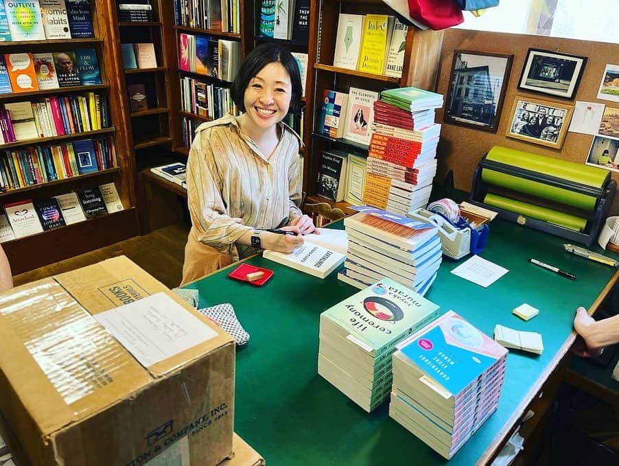 村田沙耶香さんのインスタグラム写真 - (村田沙耶香Instagram)「On my last day in NY, I went to six bookstores and signed books.  I was very touched to meet the bookstore staff and sometimes talk to readers. It was a wonderful time, thank you so much!  A big thanks to, Barnes&Noble,Kinokuniya,Three Lives@Company,McNally Jackson-soho,Yu&Me,McNally-Seaport!❤️  NYでの滞在最終日、六軒の本屋さんを訪れてサインをしました。書店員さんとお話ができて、また話しかけてくださる読者さんにもお会いできて、とても感激しました。  心から感謝をお伝えします、 Barnes&Nobleさん、Kinokuniyaさん、Three Lives@Companyさん、McNally Jackson-sohoさん、Yu&Meさん、McNally-Seaportさん、 本当にありがとうございます！」5月26日 10時39分 - sayaka_murata_