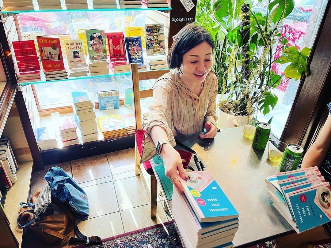 村田沙耶香さんのインスタグラム写真 - (村田沙耶香Instagram)「On my last day in NY, I went to six bookstores and signed books.  I was very touched to meet the bookstore staff and sometimes talk to readers. It was a wonderful time, thank you so much!  A big thanks to, Barnes&Noble,Kinokuniya,Three Lives@Company,McNally Jackson-soho,Yu&Me,McNally-Seaport!❤️  NYでの滞在最終日、六軒の本屋さんを訪れてサインをしました。書店員さんとお話ができて、また話しかけてくださる読者さんにもお会いできて、とても感激しました。  心から感謝をお伝えします、 Barnes&Nobleさん、Kinokuniyaさん、Three Lives@Companyさん、McNally Jackson-sohoさん、Yu&Meさん、McNally-Seaportさん、 本当にありがとうございます！」5月26日 10時39分 - sayaka_murata_