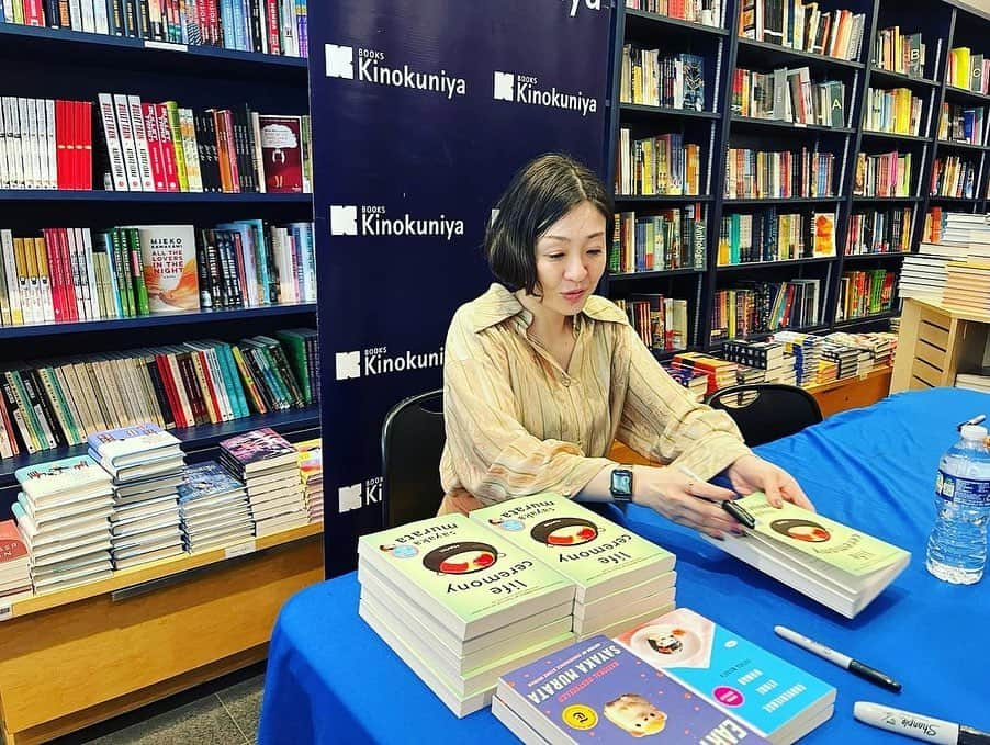 村田沙耶香さんのインスタグラム写真 - (村田沙耶香Instagram)「On my last day in NY, I went to six bookstores and signed books.  I was very touched to meet the bookstore staff and sometimes talk to readers. It was a wonderful time, thank you so much!  A big thanks to, Barnes&Noble,Kinokuniya,Three Lives@Company,McNally Jackson-soho,Yu&Me,McNally-Seaport!❤️  NYでの滞在最終日、六軒の本屋さんを訪れてサインをしました。書店員さんとお話ができて、また話しかけてくださる読者さんにもお会いできて、とても感激しました。  心から感謝をお伝えします、 Barnes&Nobleさん、Kinokuniyaさん、Three Lives@Companyさん、McNally Jackson-sohoさん、Yu&Meさん、McNally-Seaportさん、 本当にありがとうございます！」5月26日 10時39分 - sayaka_murata_