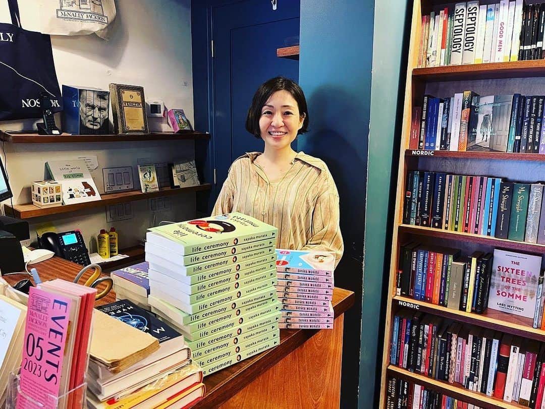 村田沙耶香さんのインスタグラム写真 - (村田沙耶香Instagram)「On my last day in NY, I went to six bookstores and signed books.  I was very touched to meet the bookstore staff and sometimes talk to readers. It was a wonderful time, thank you so much!  A big thanks to, Barnes&Noble,Kinokuniya,Three Lives@Company,McNally Jackson-soho,Yu&Me,McNally-Seaport!❤️  NYでの滞在最終日、六軒の本屋さんを訪れてサインをしました。書店員さんとお話ができて、また話しかけてくださる読者さんにもお会いできて、とても感激しました。  心から感謝をお伝えします、 Barnes&Nobleさん、Kinokuniyaさん、Three Lives@Companyさん、McNally Jackson-sohoさん、Yu&Meさん、McNally-Seaportさん、 本当にありがとうございます！」5月26日 10時39分 - sayaka_murata_
