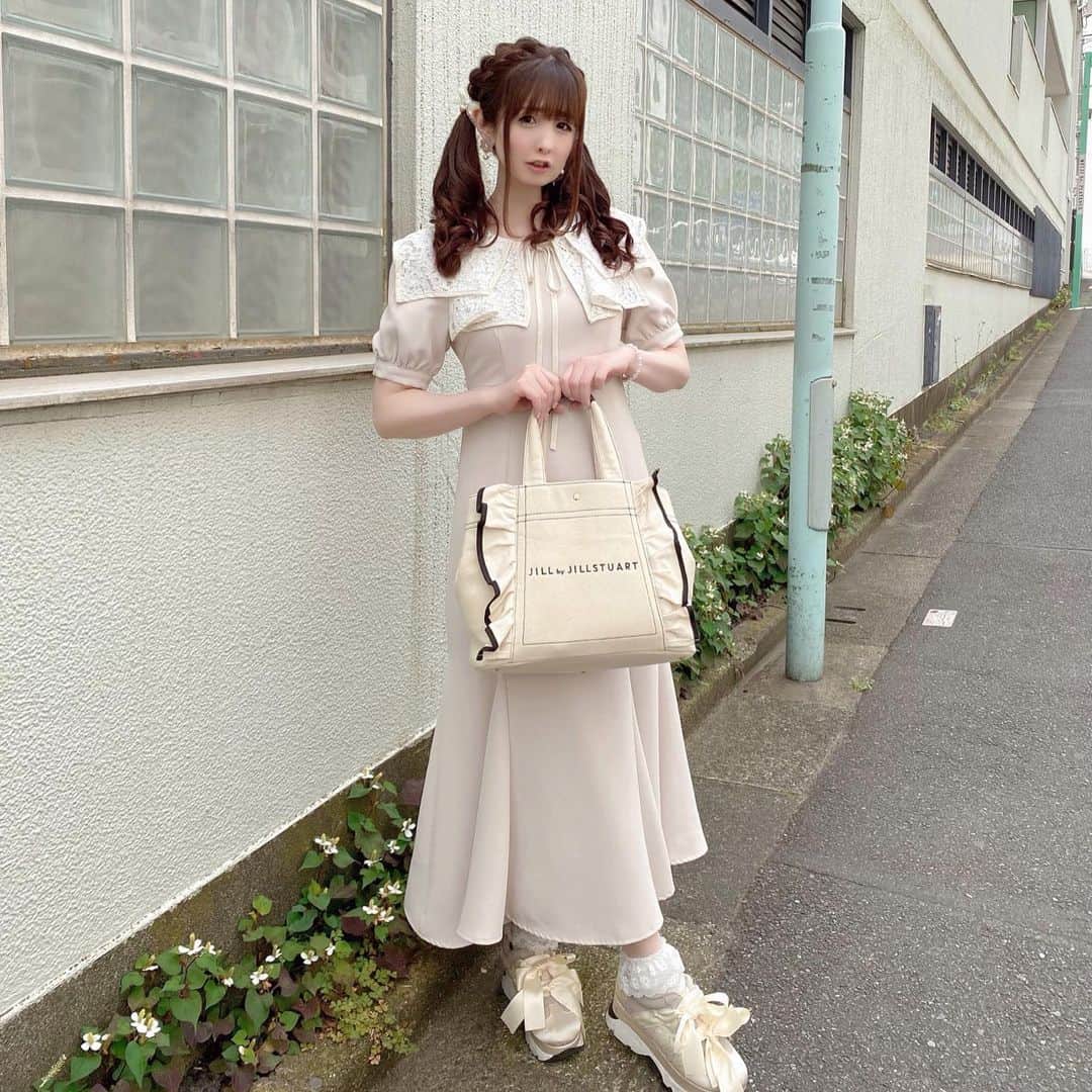 伊藤芽衣のインスタグラム：「最近は ⁡ 大人かわいい♡ シルエットがきれいで、 フェミニンな お洋服を ⁡ 着ることが多いです♡ ⁡ 年齢を重ねて いちばん気をつけていることは、 ⁡ 上品さを 大切にしています♡ ⁡ ワンピース Án MILLEさん♡ @anmille.official  ⁡ #大人かわいい #フェミニンコーデ #ワントーンコーデ」