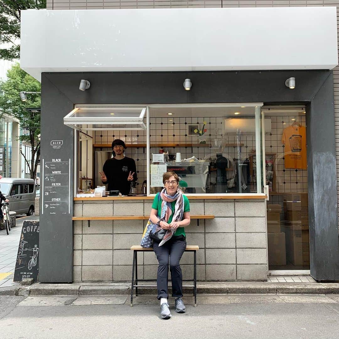 ABOUT LIFE COFFEE BREWERSさんのインスタグラム写真 - (ABOUT LIFE COFFEE BREWERSInstagram)「【ABOUT LIFE COFFEE BREWERS 道玄坂】  Hello! This is ALCB Dogenzaka store!  It was a nice and sunny day today☀️  The very popular AKITO COFFEE RWANDA is almost finished🇷🇼 It has a moist, orange-like sweetness and an elegant black tea-like texture.  Please try it for yourself!  We are open today from 09:00 to 18:00!  こんにちは！ ALCB道玄坂です！  本日は晴天でスッキリとしたいいお天気でしたね☀️  大人気のAKITO COFFEEのRWANDAまもなく終了します🇷🇼 しっとりとした甘い質感にハーバルな印象とブラックティーの様な上品なコクを感じることができます。  ぜひお試し下さい！  本日も09:00-18:00で営業です！  🚴dogenzaka shop 9:00-18:00(weekday) 11:00-18:00(weekend and Holiday) 🌿shibuya 1chome shop 8:00-18:00  #aboutlifecoffeebrewers #aboutlifecoffeerewersshibuya #aboutlifecoffee #onibuscoffee #specialtycoffee #tokyocoffee #tokyocafe #shibuya」5月26日 10時35分 - aboutlifecoffeebrewers