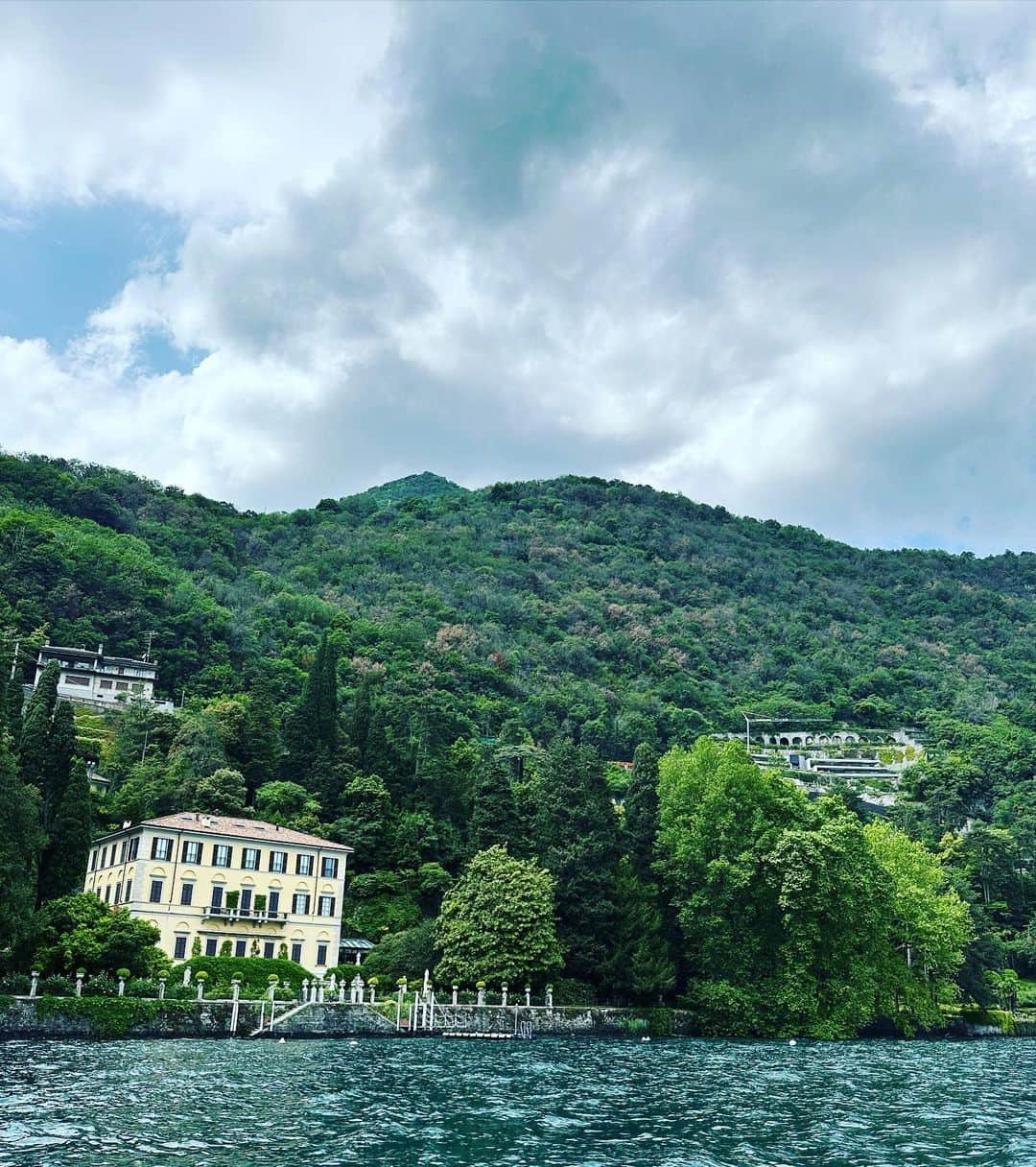 田中杏子さんのインスタグラム写真 - (田中杏子Instagram)「A life of enjoying time and space that flows leisurely sometimes. ❤️  I had a great experience that the original cruise collection is to be enjoyed in such a place. Thank you very much ❣️  The last two photos are the villa of the Italian brand V family, who have enthusiastic fans (the first one is a shot of the villa and the large garden in the back right corner)🥹‼️  ゆったりと流れる時空間に、たまに身を置いてオフを楽しむ生活❤️  本来のクルーズコレクションって、こういう場所で楽しむものなんだろうなぁ、という疑似体験をさせていただきました。ありがとうございました❣️  最後の２枚は、熱狂的なファンをもつイタリアブランドV家の別荘だそうです(一枚目は別荘と右奥に広がる大庭園のショットです)🥹🥹🥹🥹‼️  #akotanaka #lvcruise24」5月26日 10時56分 - akoakotanaka