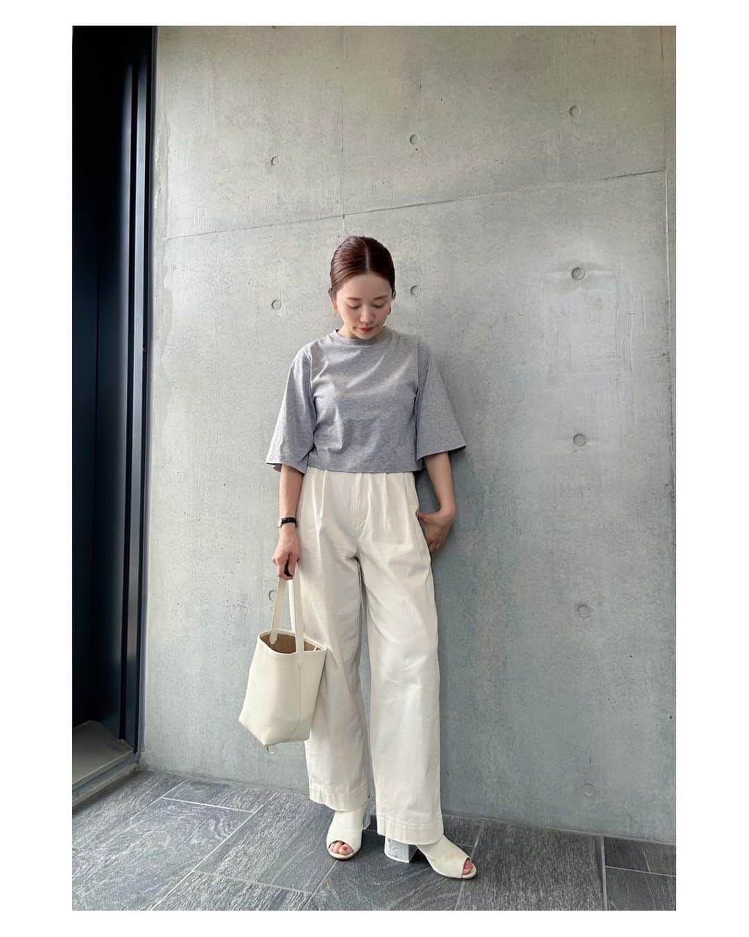 高山直子のインスタグラム：「やっと日常！👧🏻 さっそくバタバタしておりますが、朝から所用でママチャリ漕ぎまくったのでそんな格好🏃‍♀️ 夏は汗が気になるとはいえ、グレーのTシャツって実は好き🩶 ご好評いただいているパンツは残り少し予約受付中でそれが終わると完全sold outです😎ぜひっ  #きょうのふく」