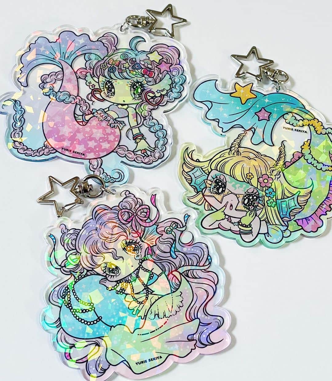 せきやゆりえのインスタグラム：「❤️‍🔥新グッズ❤️‍🔥 マーメイド★ホログラムアクキー(全3種） …¥2,000 . . ❤️‍🔥❤️‍🔥大告知❤️‍🔥❤️‍🔥 ラフォーレ原宿の2階にて 人魚🧜‍♀️のグッズとアート作品を販売します🌈私も在廊する時はします✌️  6.1 (Thu) - 6.12 (Mon) ラフォーレ原宿2階 11:00 - 20:00  ⭐️グッズその①⭐️  マーメイド★ホログラムアクキー(全3種） …¥2,000  https://www.laforet.ne.jp/pop_up_shop/artmarket_2305/」