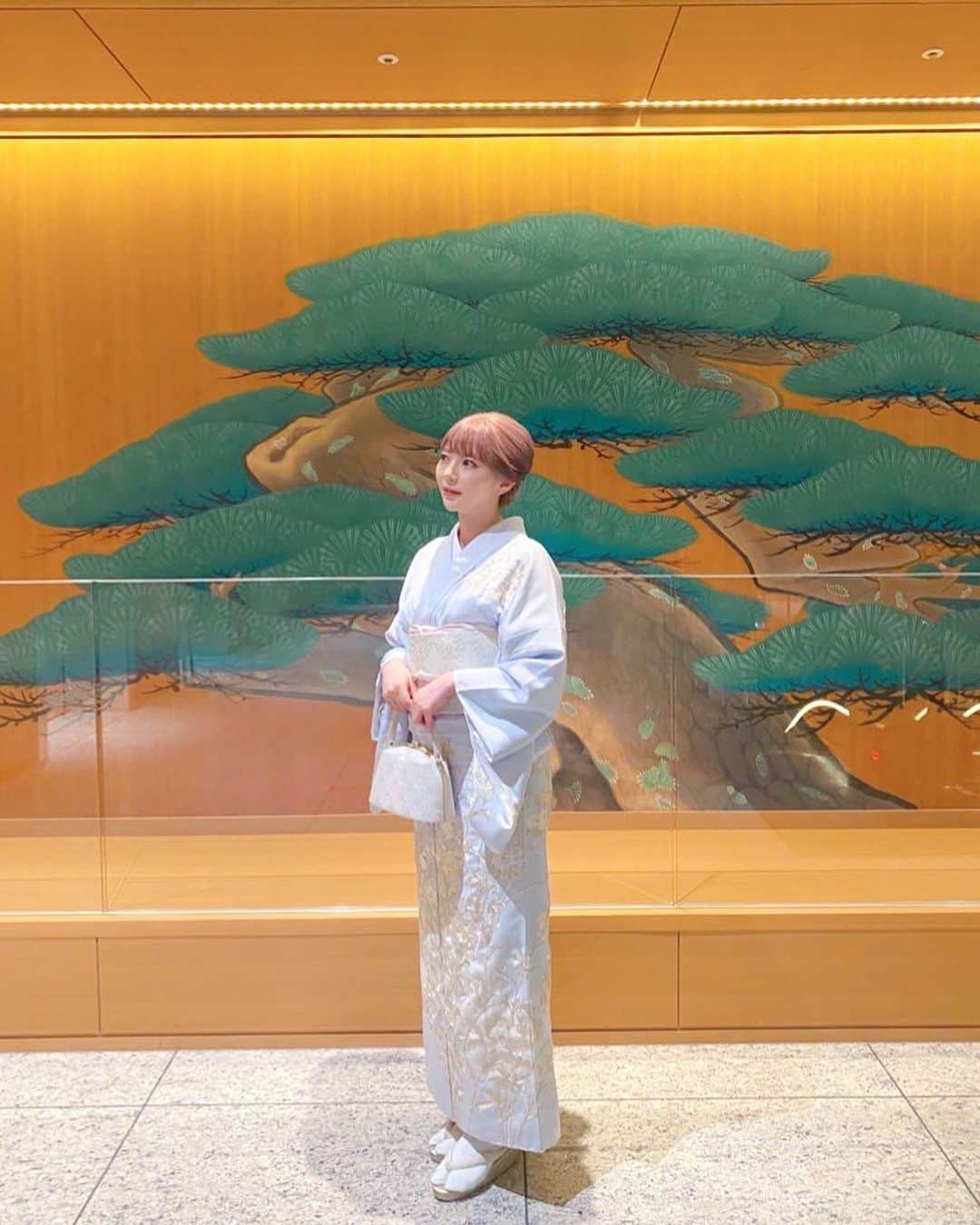辻愛沙子さんのインスタグラム写真 - (辻愛沙子Instagram)「先日、銀座の観世能楽堂で行われたCartierのイベントに参加してきました💍  women’s initiativeという事で、強い女性起業家たちが集っていて刺激的でした。普段圧倒的に男性比率の高いビジネス界(特に起業家)を目の当たりにする事が多いので、こんなにも多様な事業を手がける女性起業家がいるのか！と勇気を貰った気がします。  友達ズ@rina_ishii_99 @shokoryuzaki にも会えて、能楽堂の舞台で武田宗典さんのお話も伺えて、幸せな夜だった~  お着物を刺繍が美しいクラシカルな訪問着にしたので、それに併せて髪型も古き良きスタイルにしてみました🌸」5月26日 10時52分 - ai1124arca
