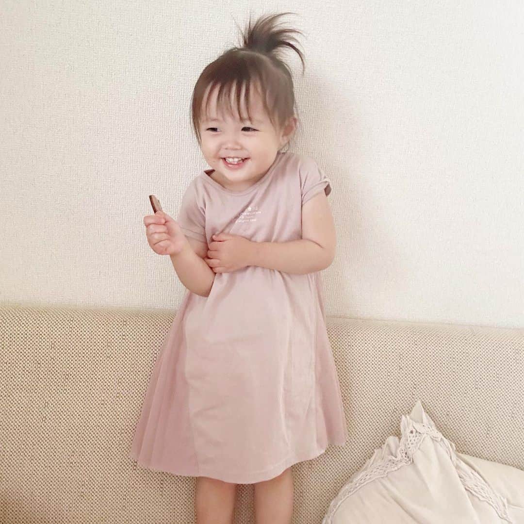 mariomi324のインスタグラム：「ちょっとうちのちょんまげチビ子見てくれん？🥹💕 かわいすぎない？かわいいよねぇ🥹🥹🥹 #親バカ部  ✳︎ ✳︎ ✳︎ ✳︎ #親バカ 🙌 #5歳 #2歳7ヶ月 #女の子ママ #姉妹ママ #姉妹 #キッズコーデ #キッズファッション #姉妹コーデ #リンクコーデ #今日のコーデ #ootd #outfit #子供服 #アーバンチェリー #kidsfashion #kidstagram #instakids #kidsphotography #sisters」
