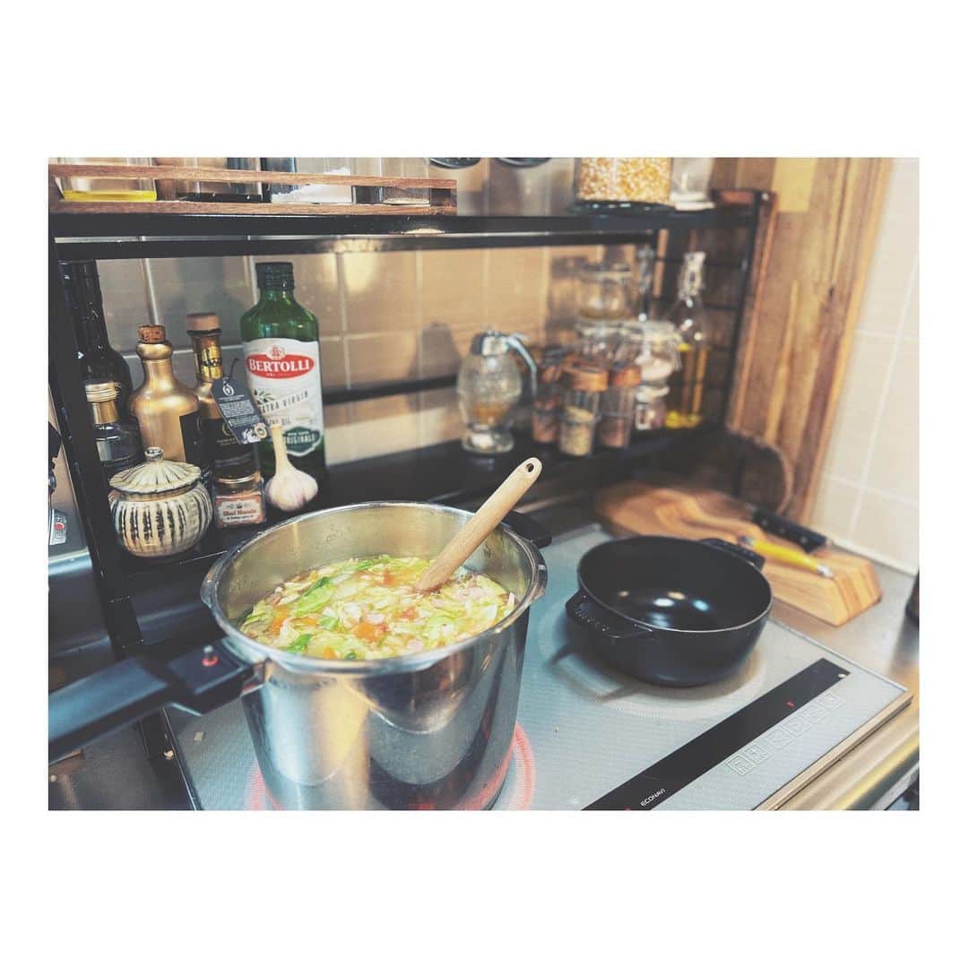 のインスタグラム：「日々忙しない我が家の厨。  ストックしてある野菜スープを、ミキサーにかけてミートソースにしたりカレーにしたり。  ひたすら麺とお肉ばかり食べたい子どもたちの口に、どうやって野菜を入れようか🥦  一応考えるわけです。 でも、マメなタイプじゃないので、いろいろ試行錯誤中。  （2枚目）ご近所レストランのご夫婦から頂いたスイスチャードやセロリ  （3枚目）義理の母からのお裾分け。これまた新鮮キャベツ  ほんと、ありがたやです。」