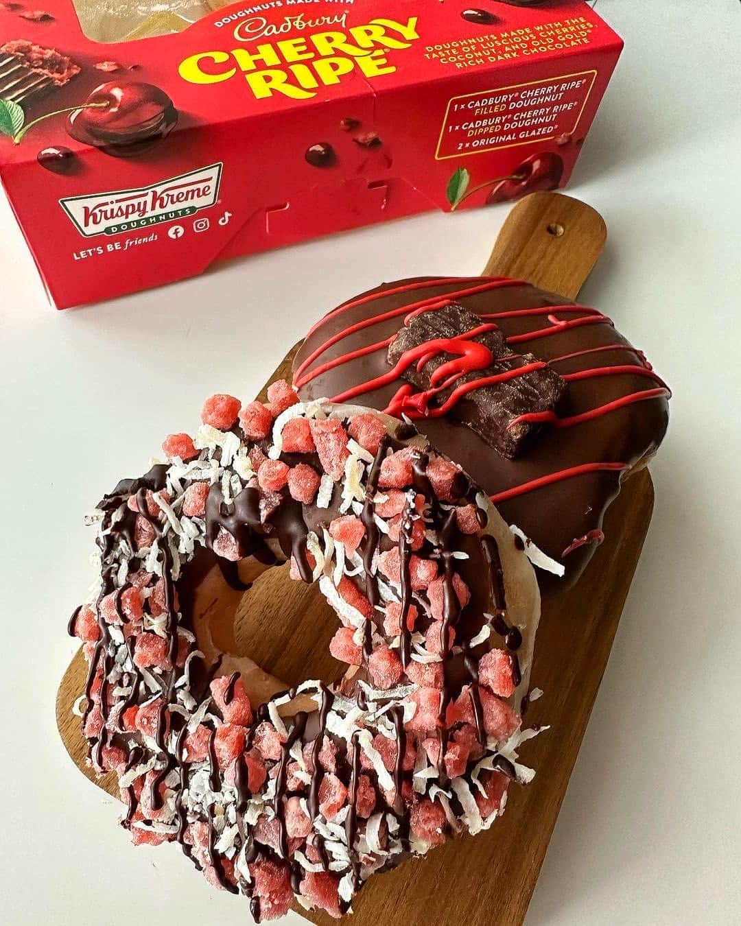 7-Eleven Australiaのインスタグラム：「Better get going 🏃‍♂️💨 There’s only a few days left to enjoy the limited edition Krispy Kreme's Cherry Ripe Doughnuts at 7-Eleven. Available in-store or via delivery 🍒  📸 @inbetweendesserts」