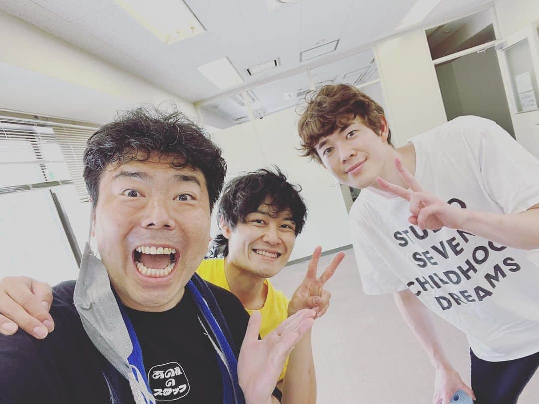 山口森広さんのインスタグラム写真 - (山口森広Instagram)「#パラサイト 先日、通し稽古をしました！ 初めての通しとは思えないほど、みなさんすんごくて！ たまらん気持ちになりました！ 写真は稽古前のアップ中w #宮沢氷魚 くんと #長南洸生 くん お二人ともほんと素敵です。」5月26日 11時03分 - shigehiroyamaguchi