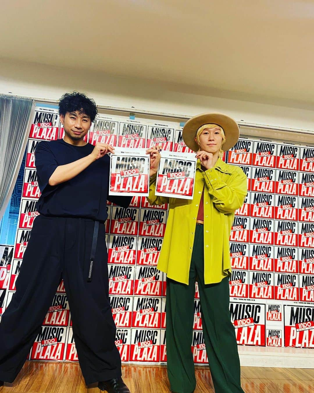 山田義孝のインスタグラム：「🙆🙆🙆 ミュージックプラザインドウさんにて 握手&サイン会✨✨✨ デビューからずっとお世話になってる場所です。 沢山のポスターも写真も全部残していてくださっていて眺めながら自分達の歴史を振り返りました。 平日の夜に駆けつけてくれた皆んなに感謝🔥🔥🔥 #ミュージックプラザインドウ #デビュー時のキャッチフレーズ #笑って泣けて心に沁みる純粋系デュオ誕生」