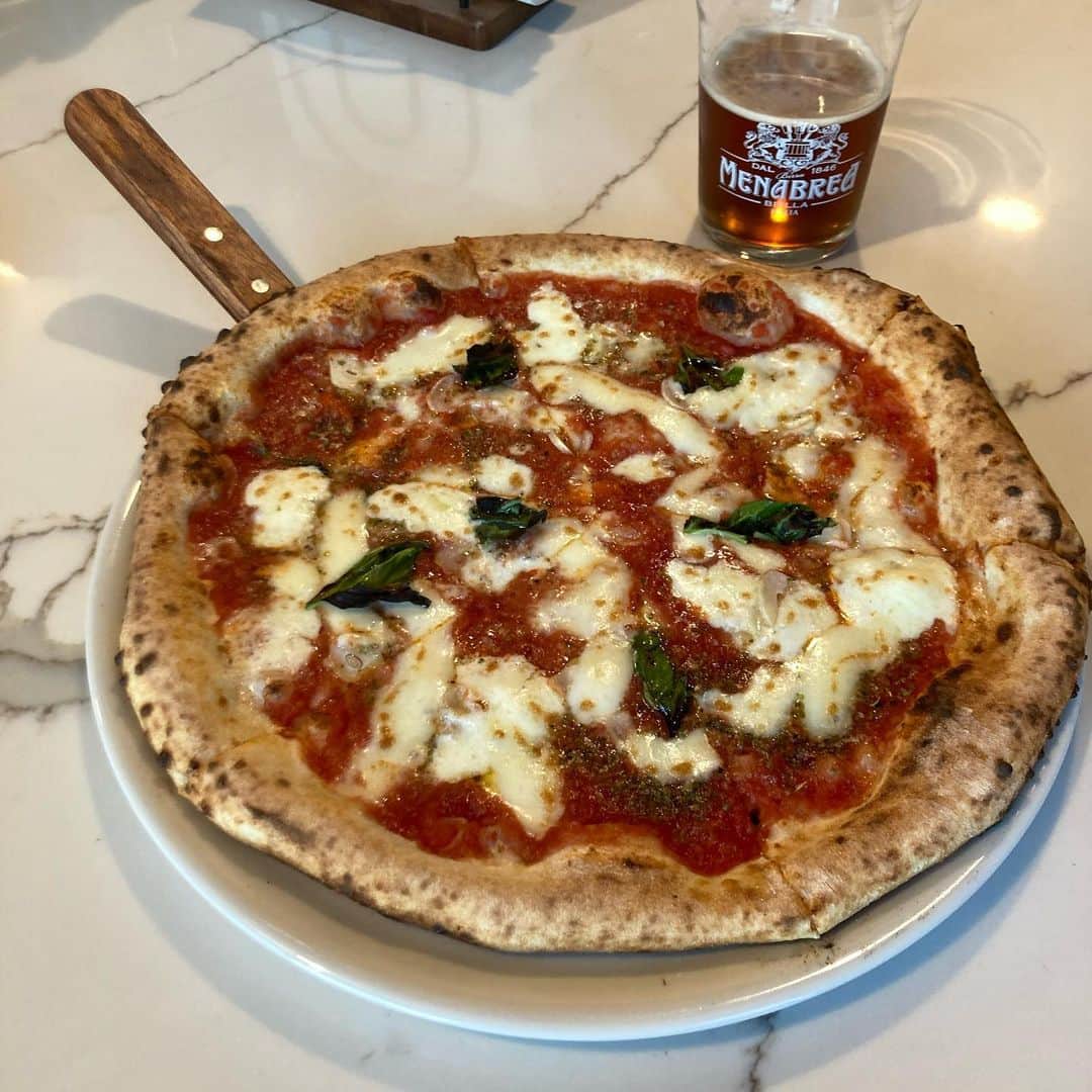 シーマス・デヴァーのインスタグラム：「Just look at this beautiful Pizza Vera made by Pizzaiolo Patrick at @viacaravaggio147. Belissima.」