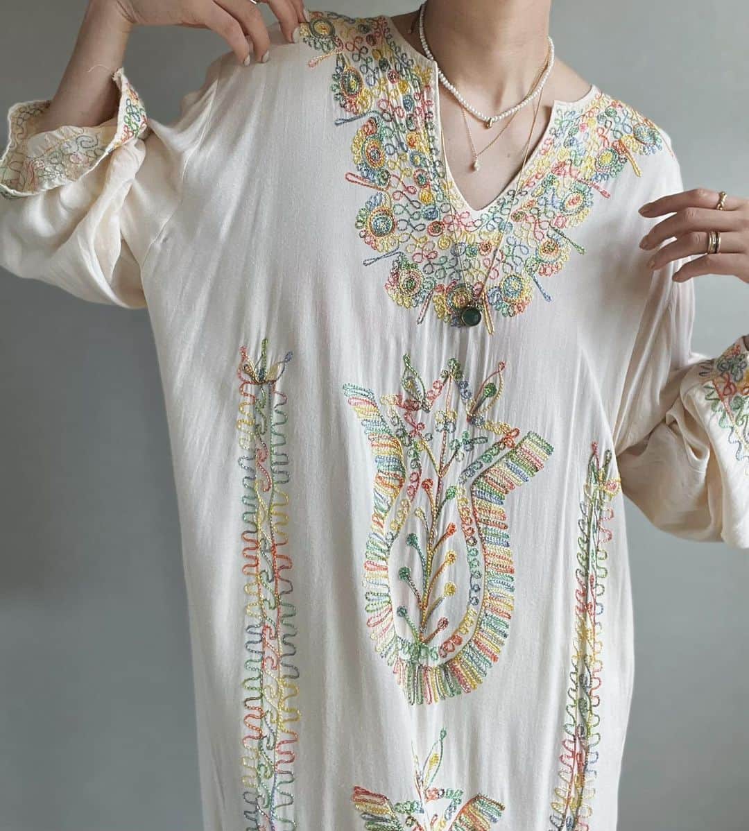 ジュジュさんのインスタグラム写真 - (ジュジュInstagram)「夏のこのごちゃごちゃな感じは 永遠にスキ...🌞  vintage dressと...🤲  アベンチュリン pendant...coming soon  #akarih #💚」5月26日 11時17分 - hiraka