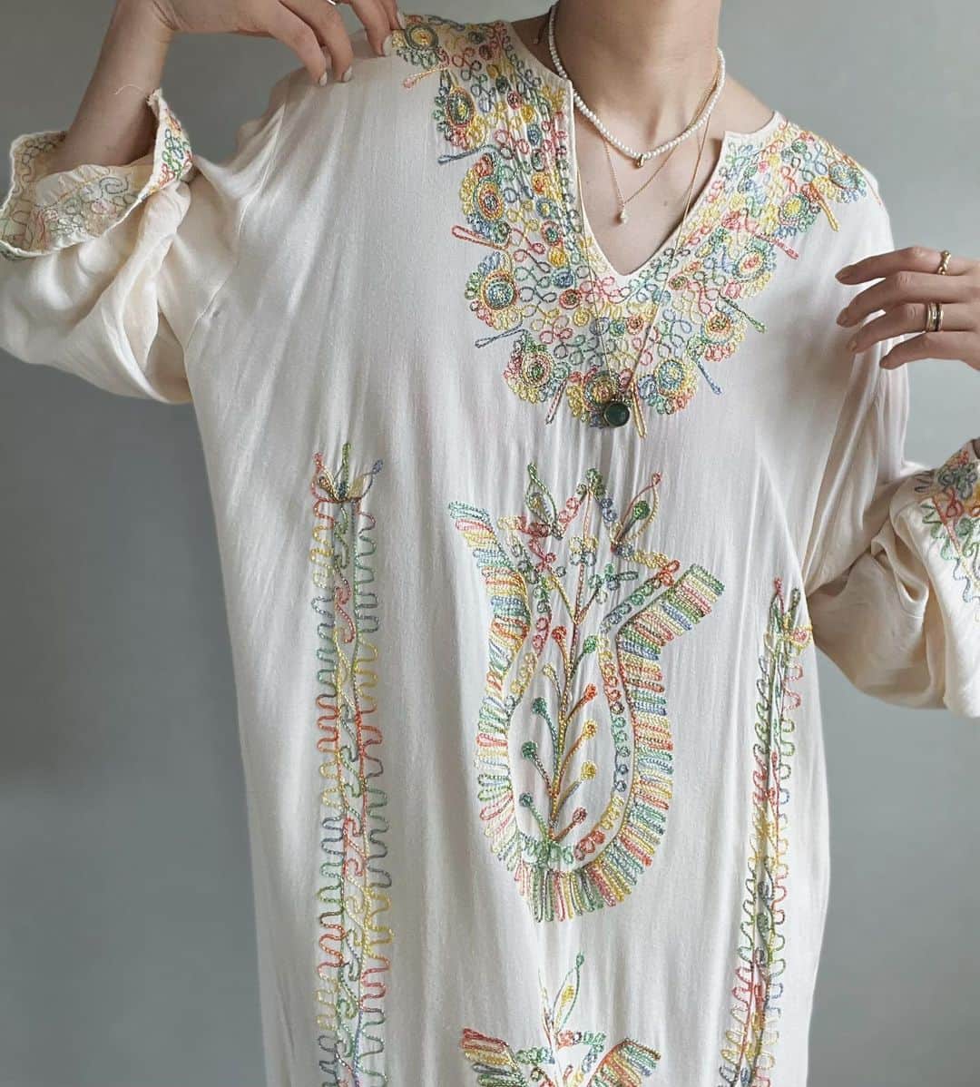 ジュジュのインスタグラム：「夏のこのごちゃごちゃな感じは 永遠にスキ...🌞  vintage dressと...🤲  アベンチュリン pendant...coming soon  #akarih #💚」