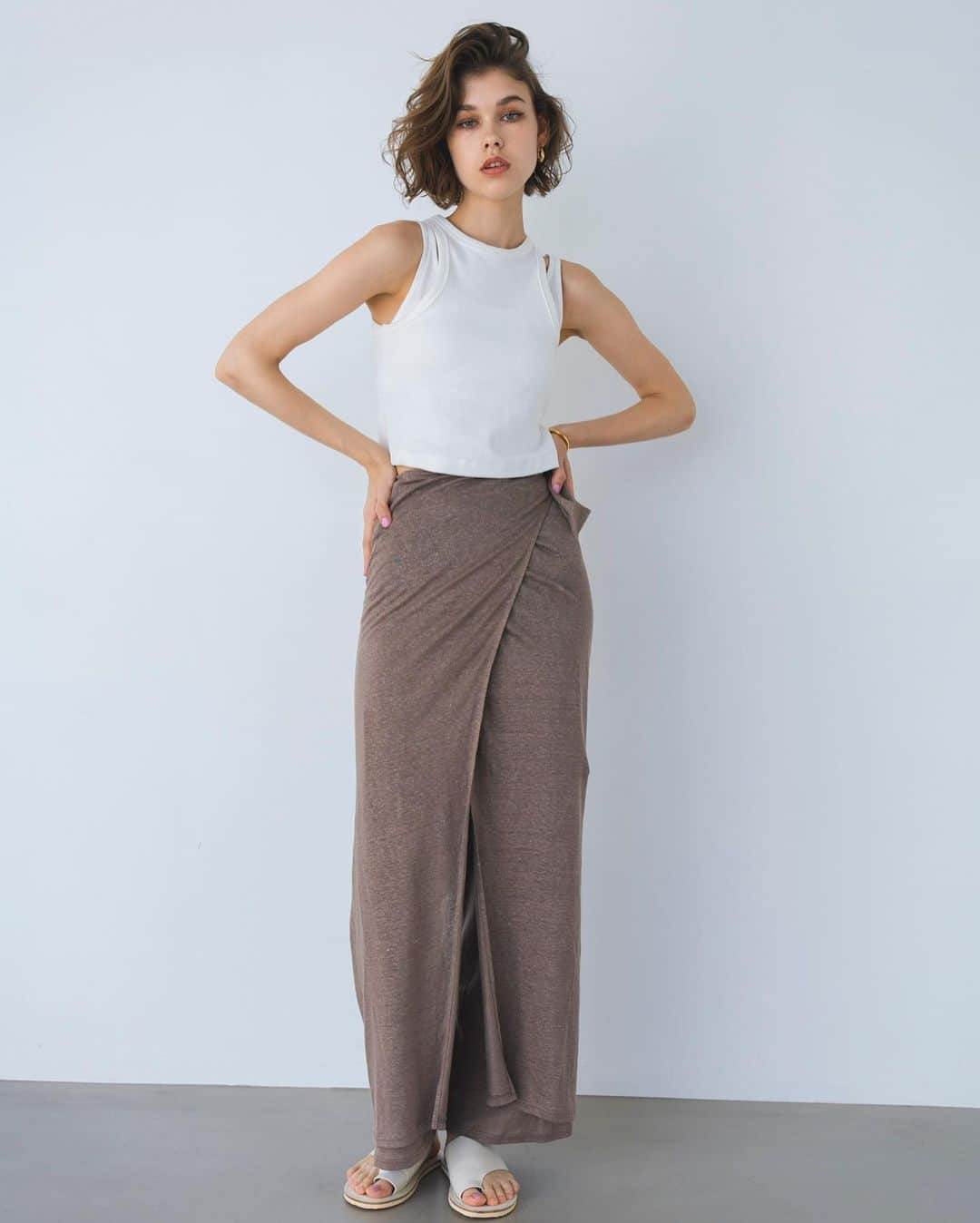 ALEXIA STAMさんのインスタグラム写真 - (ALEXIA STAMInstagram)「ㅤㅤㅤㅤㅤㅤㅤㅤ  23 Spring Summer Collection 5/26(Fri)19:00〜On Sale. ________________________________  ✔︎ Relax Wrap Pants Color : Charcoal , Khaki , Brown Size : S , M Price : ¥16,500 (税込)  表情豊かなラップデザインが魅力のリラックスパンツ。  さらりとした着心地の良さや、ウエストゴムでノンストレスにおしゃれを楽しめます。ラップデザインでインナーの透けも気にならず、ラフスタイルになりすぎないのもポイント。  #alexiastam」5月26日 11時20分 - alexiastam_official