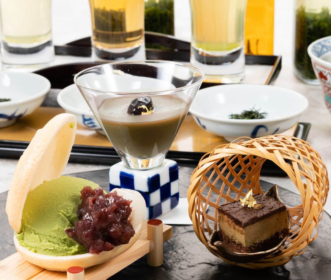 ホテルグランヴィア大阪のインスタグラム：「. 和風ぷちアフタヌーンティーセット「お茶八寸」 . 新緑や初夏をイメージさせるグリーンカラーの和スイーツ。 ほうじ茶パンナコッタやティラミス、抹茶アイスと最中など、お茶の風味を味わえる和スイーツをご用意しております。彩り豊かな篭八寸と茶そばもセットになっており、軽めのランチとしてもご利用いただけます🎵 . お飲み物は、厳選した茶葉からじっくりと抽出した水出し茶を3種類ご用意。飲み比べをお楽しみください。 . そして！「＃ホテルグランヴィア大阪」 「＃和スイーツ」を付けて、InstagramやTwitterに投稿していただくと、300円お値引きいたします。会計時に投稿画面をスタッフにご提示ください。 . 店舗：19階　なにわ食彩「しずく」 期間：2023/6/30（金）まで 時間：平日 入店13:00～14:00、土日祝 入店14:00～14:30 ※90分制です。 ※3日前正午までにご予約をお願いいたします。 . ====================================. ★詳しくはプロフィールよりホームページをご覧ください。 Please check our website for more details! ホテルグランヴィア大阪　@hotel_granvia_osaka ====================================. . ★JR西日本ホテルズでは、独自の衛生基準「Clean & Safety」を策定し、妥協のない清潔さと、衛生的な環境づくりに努めております。 https://www.granvia-osaka.jp/special/clean-safety . #ホテルグランヴィア大阪 #グランヴィア大阪 #大阪ホテル #梅田 #大阪観光 #うめきた #和スイーツ  #和風アフタヌーンティー #抹茶 #hotelgranviaosaka #umeda #osaka #hotel #sightseeing #osakatrip #greentea #afternoontea」