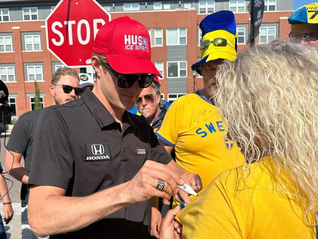 マーカス・エリクソンさんのインスタグラム写真 - (マーカス・エリクソンInstagram)「I made a surprise visit to a Sweden INDYCAR fans meet up tonight in Speedway 🤩! Great to see so many fellow swedes here this weekend 🇸🇪❤️💯 #ME8 #INDY500」5月26日 11時39分 - ericsson_marcus