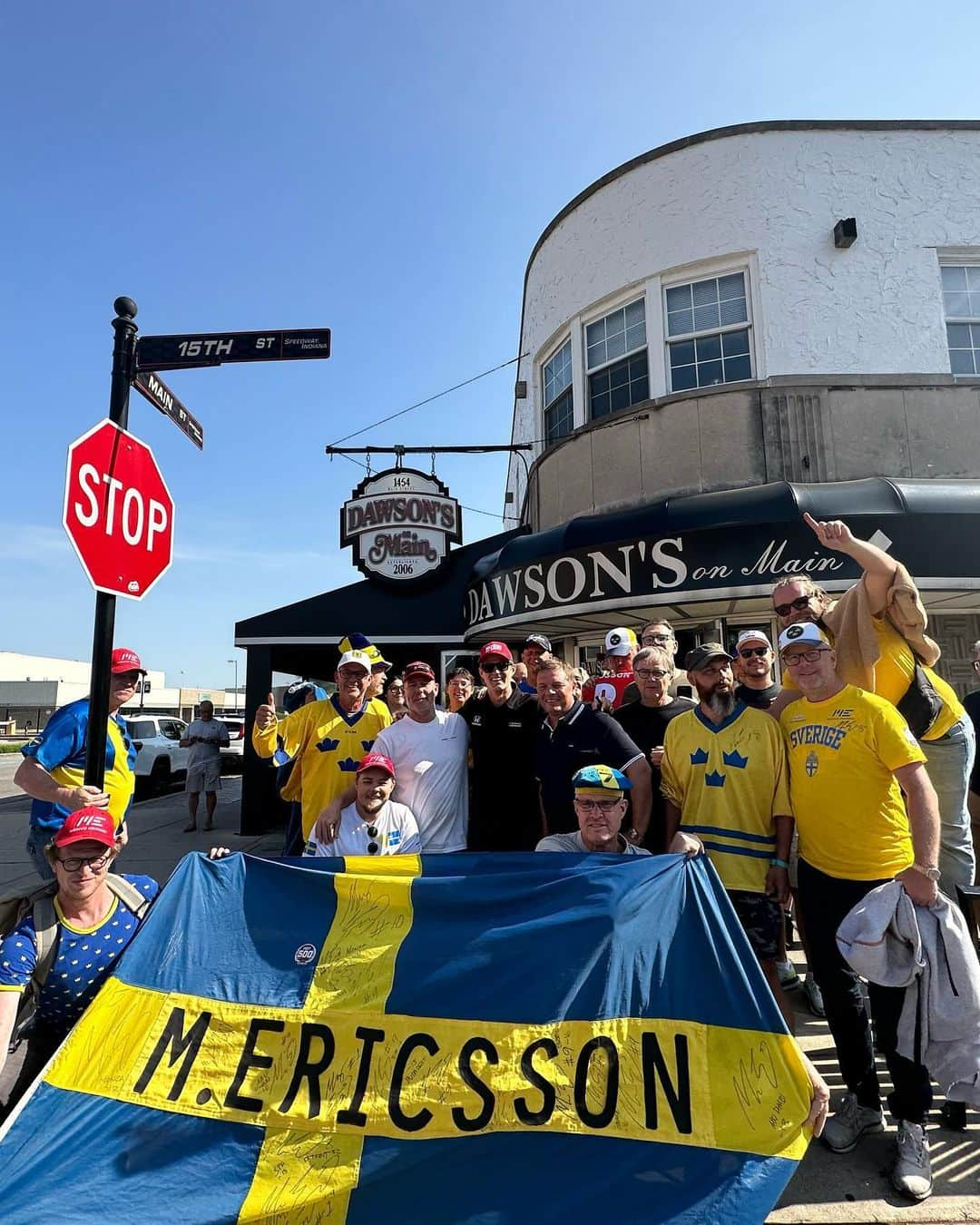 マーカス・エリクソンのインスタグラム：「I made a surprise visit to a Sweden INDYCAR fans meet up tonight in Speedway 🤩! Great to see so many fellow swedes here this weekend 🇸🇪❤️💯 #ME8 #INDY500」