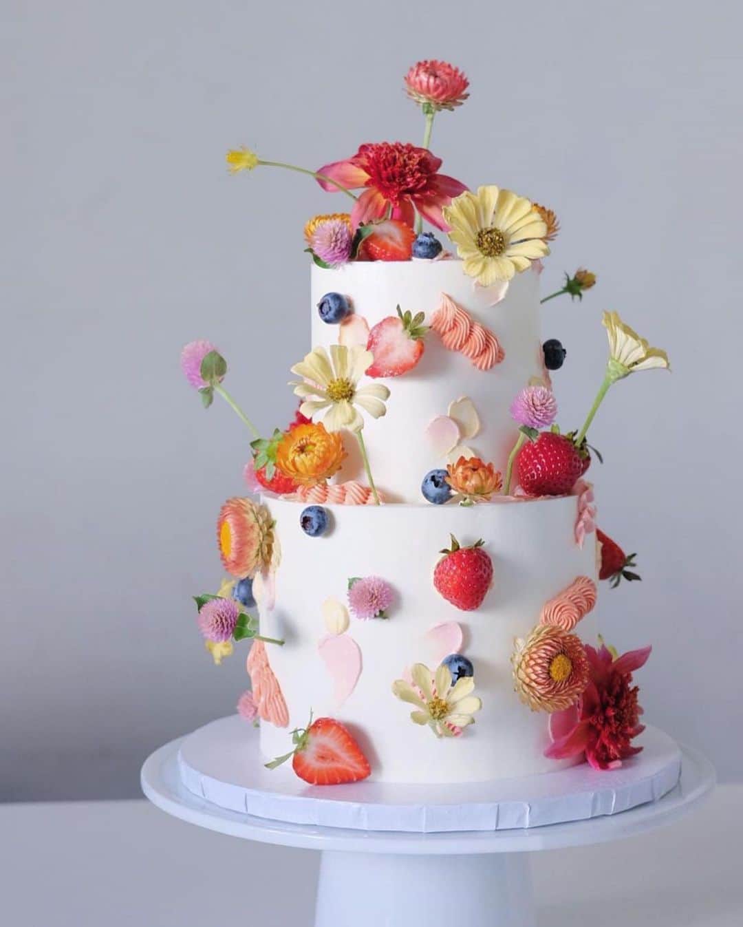 プレ花嫁の結婚式準備サイト marry【マリー】さんのインスタグラム写真 - (プレ花嫁の結婚式準備サイト marry【マリー】Instagram)「💗可愛いと思ったら、いいね💗 ⁡ ⁡ お花🌸もフルーツ🍓も可愛いウェディングケーキ🎂✨ ⁡ ロサンゼルスの韓国デザインケーキのお店 @tongtongcake さんのケーキです🍰 ⁡ ⁡ ケーキにお花...特にアンスリウムをさすなんて、少し前にはなかったことのように思いますが、とっても可愛いし、最近流行っていますよね💗 ⁡ ⁡ ⁡ ⁡ ⁡ * * * marryは世界中から見つけたときめくウェディング情報を発信するメディアです♡ ⁡ プロフィールURLのサイトから、 結婚式アイデアをたくさん見られます🪞 Instagramでは投稿していないテーマも たくさんあります𓊮𓍯 ⁡ ⁡ ⁡ #ウェディングケーキ#ケーキ装花#ウェディングケーキ装花#ウェディングケーキデザイン#ウェディングケーキアイディア#ケーキカット#プレ花嫁#結婚式アイデア#ウェディングアイデア」5月26日 11時40分 - marryxoxo_wd