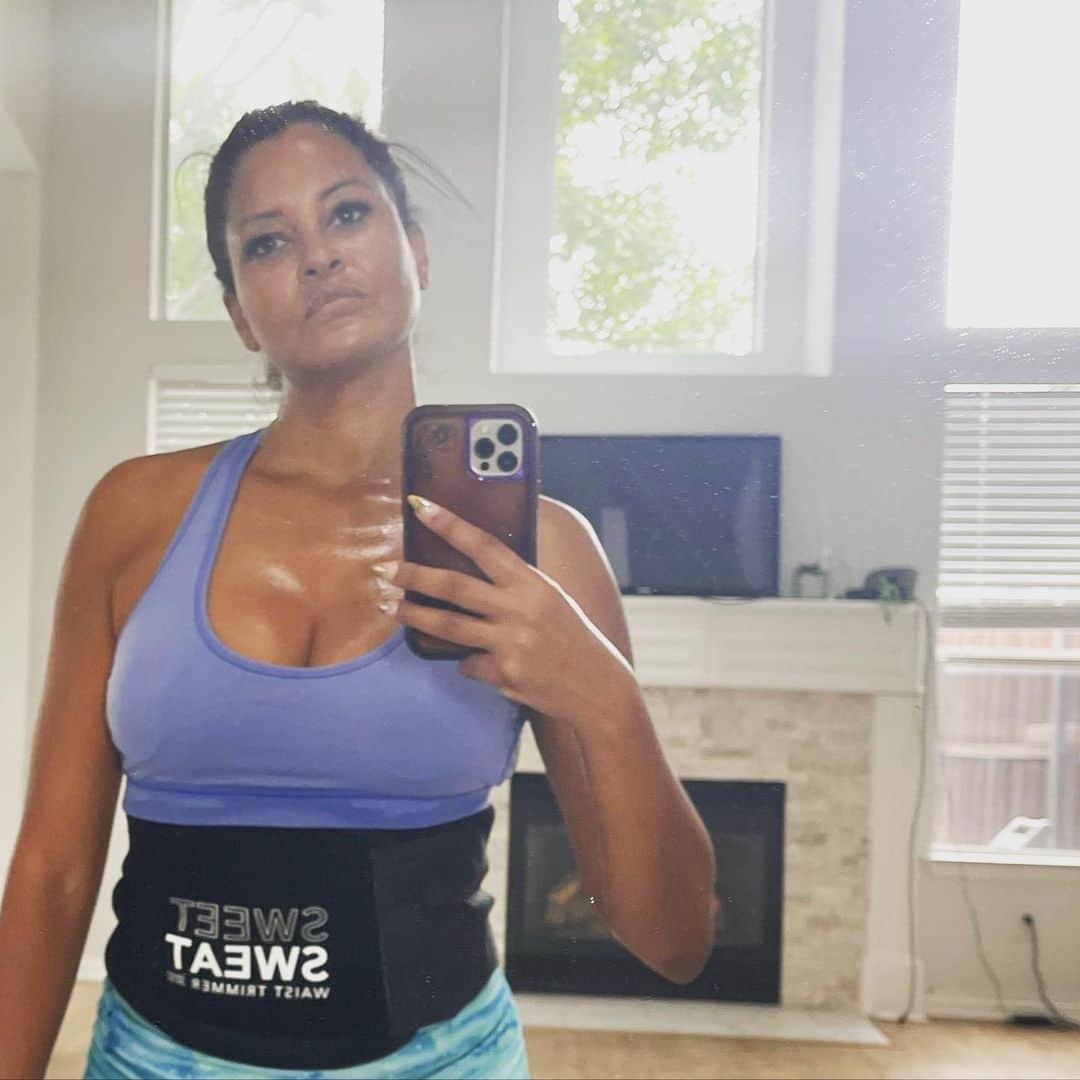 クラウディア・ジョーダンのインスタグラム：「My weight fluctuates like crazy. Like I could be up or down 8 pounds in a week! Trying to melt off 7 of these unwanted pounds that been trying to hang around since my b day trip. 😡😡😡😡」
