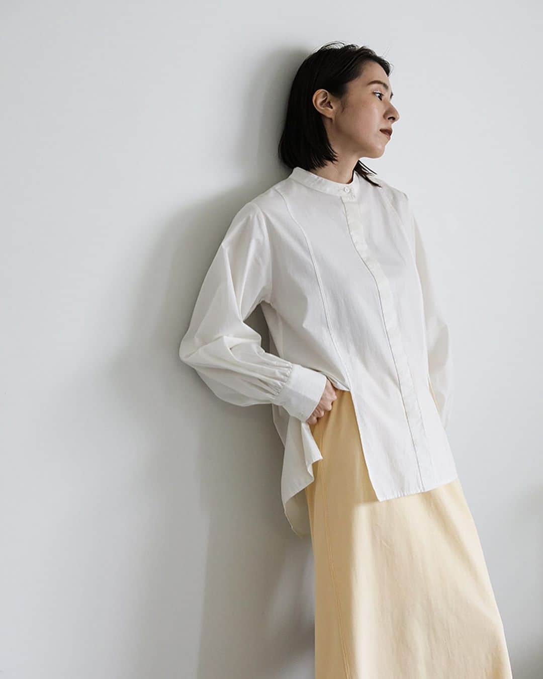 moca さんのインスタグラム写真 - (moca Instagram)「■No. 20001150  バックスリットアイラインスカート   ・price：4,400 yen（tax in）  ・color：ivory / black   軽くて快適な着心地の美シルエットタイトスカート。  ウエストやヒップラインが目立たず、身体に沿い過ぎないラインで自然とスタイルアップが叶うアイテム。  センターバックには深めのベントを入れているので足さばきが良く、女性らしい抜け感を演出します◎  ベーシックで使いやすいブラックと、クリーンなアイボリーの2色展開でご用意しました。  デザインシャツを合わせのモードなスタイルや、スウェットやTシャツでラフに合わせたスタイルも◎   #selectmoca」5月28日 18時00分 - selectmoca