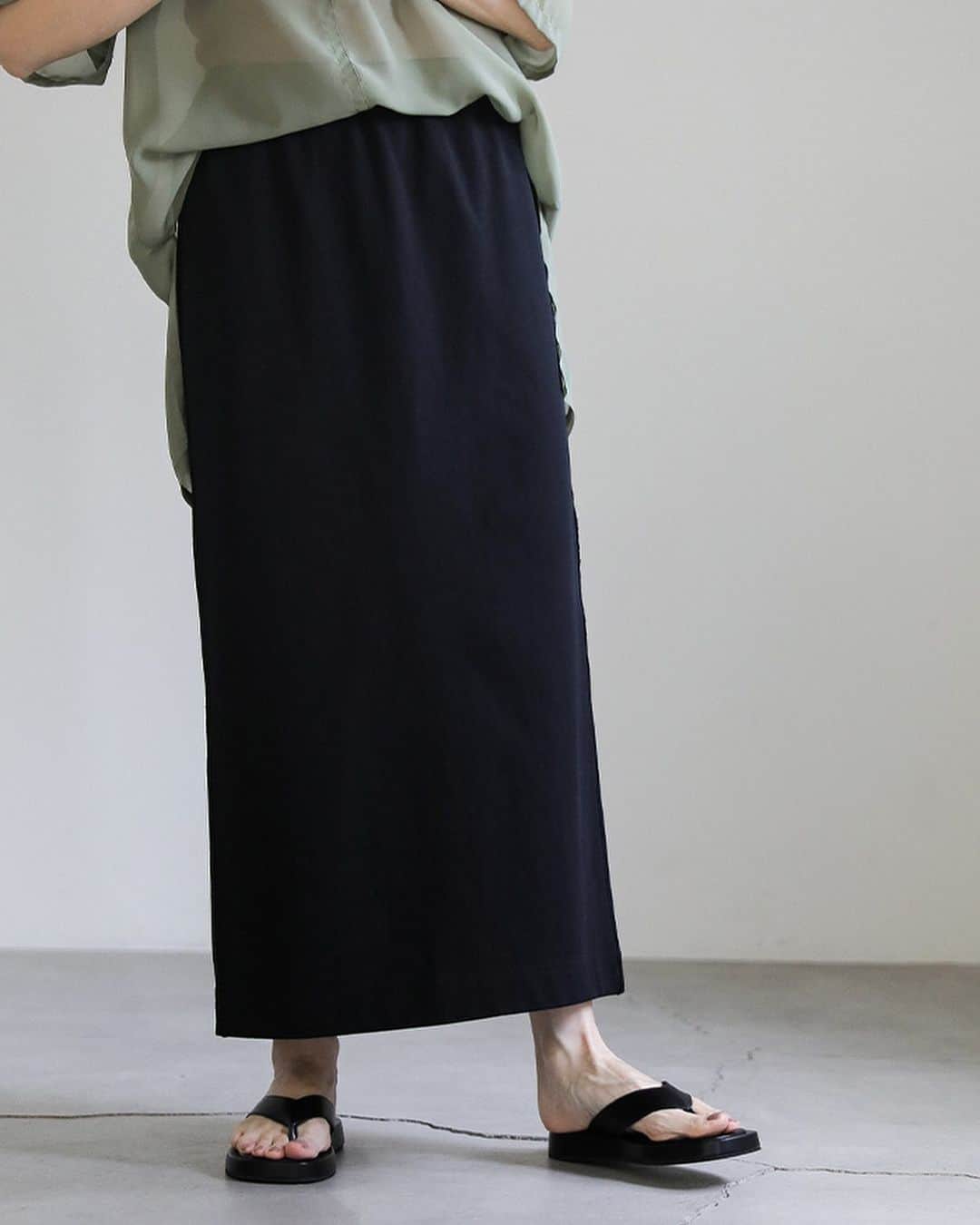 moca さんのインスタグラム写真 - (moca Instagram)「■No. 20001150  バックスリットアイラインスカート   ・price：4,400 yen（tax in）  ・color：ivory / black   軽くて快適な着心地の美シルエットタイトスカート。  ウエストやヒップラインが目立たず、身体に沿い過ぎないラインで自然とスタイルアップが叶うアイテム。  センターバックには深めのベントを入れているので足さばきが良く、女性らしい抜け感を演出します◎  ベーシックで使いやすいブラックと、クリーンなアイボリーの2色展開でご用意しました。  デザインシャツを合わせのモードなスタイルや、スウェットやTシャツでラフに合わせたスタイルも◎   #selectmoca」5月28日 18時00分 - selectmoca