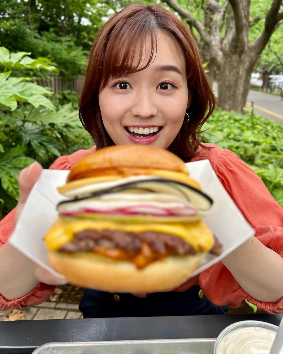 篠原梨菜さんのインスタグラム写真 - (篠原梨菜Instagram)「ハンバーガーのShake Shack 1日限定メニュー取材！ ミシュラン2つ星シェフとのコラボメニュー✨ ラシームシャック🍔千枚漬けを使いシャキシャキ食感がジューシーなお肉と相性◎！ ミックスジュースシェイク🥤5種類の果物を使い濃厚な甘さ😋 東京では明日、大阪では明後日のみ販売です！ #thetime_tbs #ハンバーガー  #shakeshack  #シェイクシャック #1日限定 #ラシームシャック #ミックスジュースシェイク #tbs」5月26日 11時45分 - shinorinatbs