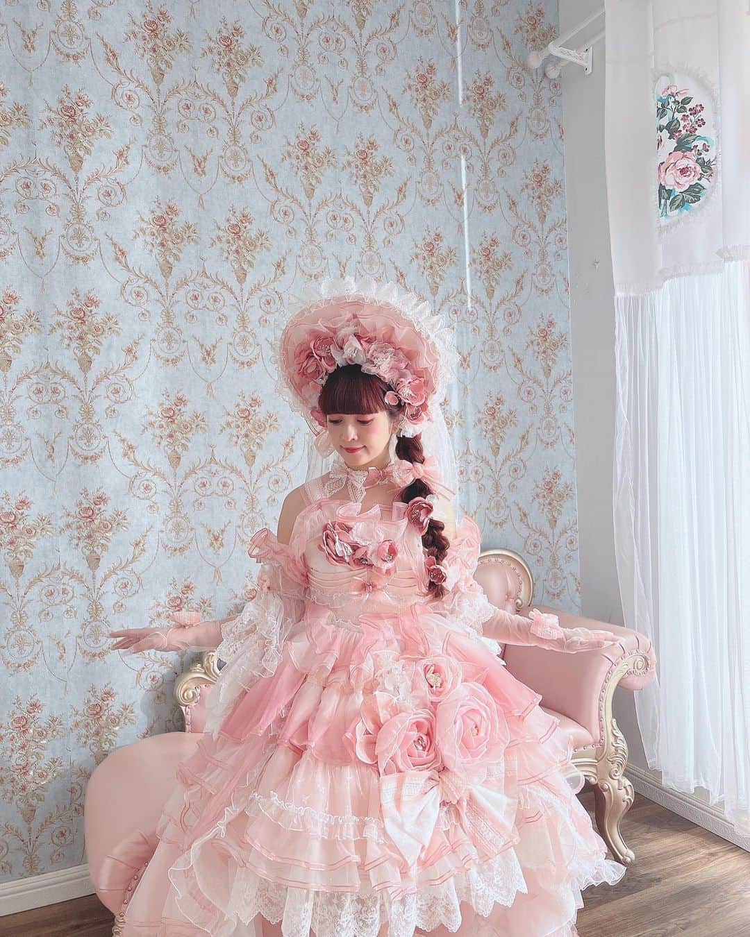 青木美沙子さんのインスタグラム写真 - (青木美沙子Instagram)「ボンネットは無敵っ🎀」5月26日 11時45分 - misakoaoki
