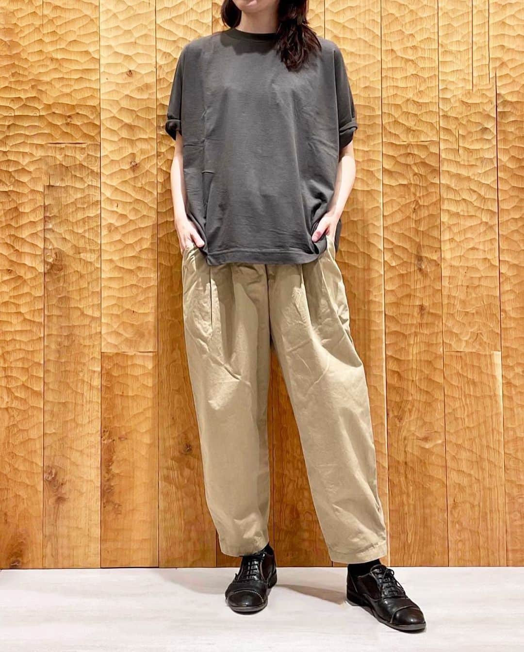 のインスタグラム：「•  pas de calais  フロント2タックのテーパードパンツ。とても履きやすいウエスト周りと、肌触りのよいコットン100%。  •T-shirt (No.1647) 8,250yen  •Pants (No.8331) 24,200yen  ■W Point Fair. 5/28(日)まで開催しております！  #pasdecalais  #pasdecalais_offical_jp  #パドカレ #tshirt  #pants #パドカレコーデ」