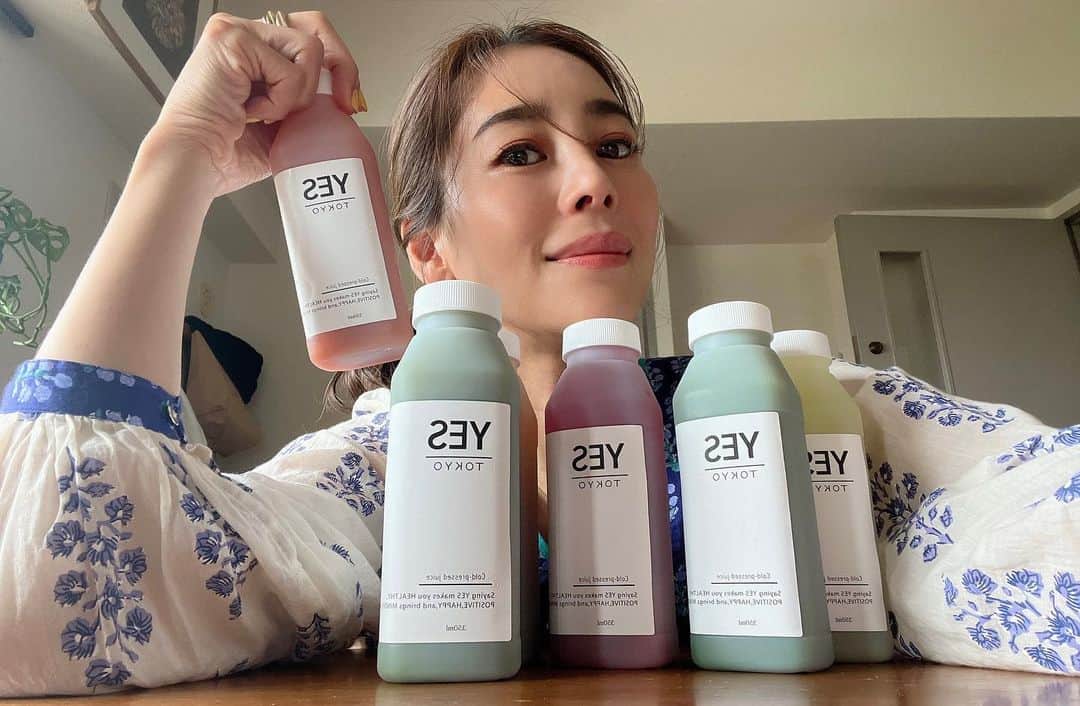 大桑マイミのインスタグラム：「定期的に行うファスティングday☝️ 今回は二日間　@yestokyo の　コールドプレスジュースクレンズ🥤をしました。 美味しいから元気に乗り越えられる✨今回 一日目頭痛があったんだけど翌日はすっきり。 すごっく体が軽くなって浮腫が解消されました。 体重は1.5kg 落ちました。　　(でも二の腕、太ももはむちむち。まだまだ代謝上げる必要アリ！　ここは運動を加えてなんとかしなきゃ。)🫤💭💭💭💭 その後の大事な回復食を終え。最近は基本和食💁‍♀️ 朝はお味噌汁(mct c8入り)に焼き梅干しと ぬか漬け　と酵素米。 酵素米は4日間寝かせて〜💭今回上手にできました。 シルキー玄米で作ってみたんだけど、モチモチ💛💛美味しい〜 腸の調子良し☝️ 肌がちがう。くすみ肌が解消。 本当っ食べものが大事❗️ 食べるものを今一度見直しています。 楽しく美味しく続けなきゃ💦です！」