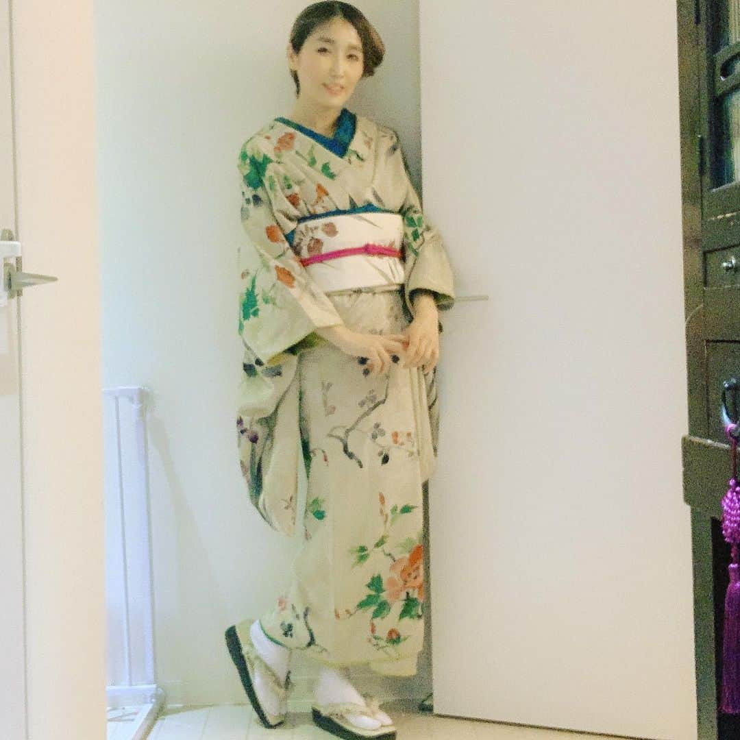 峰なゆかさんのインスタグラム写真 - (峰なゆかInstagram)「桜に牡丹に菖蒲の着物に菖蒲とアメンボの帯で読み切り漫画の打ち合わせに行ってくるよ〜！ #アンティーク着物　#着物コーデ　#着物コーディネート　#今日の着物　#ootd #kimono #japanesegirl」5月26日 11時56分 - minenayuka