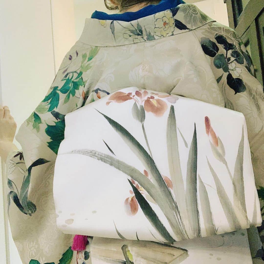 峰なゆかさんのインスタグラム写真 - (峰なゆかInstagram)「桜に牡丹に菖蒲の着物に菖蒲とアメンボの帯で読み切り漫画の打ち合わせに行ってくるよ〜！ #アンティーク着物　#着物コーデ　#着物コーディネート　#今日の着物　#ootd #kimono #japanesegirl」5月26日 11時56分 - minenayuka