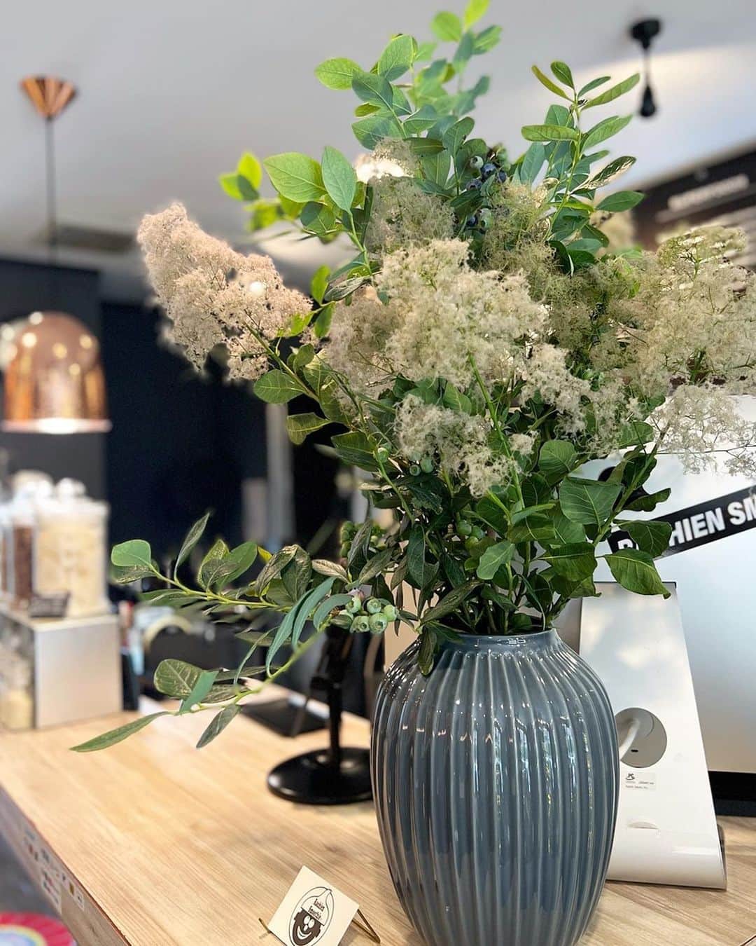 Rachien Smoothieのインスタグラム：「. . 5/26(Fri) 11:00 open！  #rachienflower も新しく。  (👆このタグは眼福🫶)  スモークツリー×ブルーベリー🌿  今回もステキです🤍  special thanks @helianthusgarden  ラチエンのお花は全て藤沢のヘリアントスガーデンさん！」